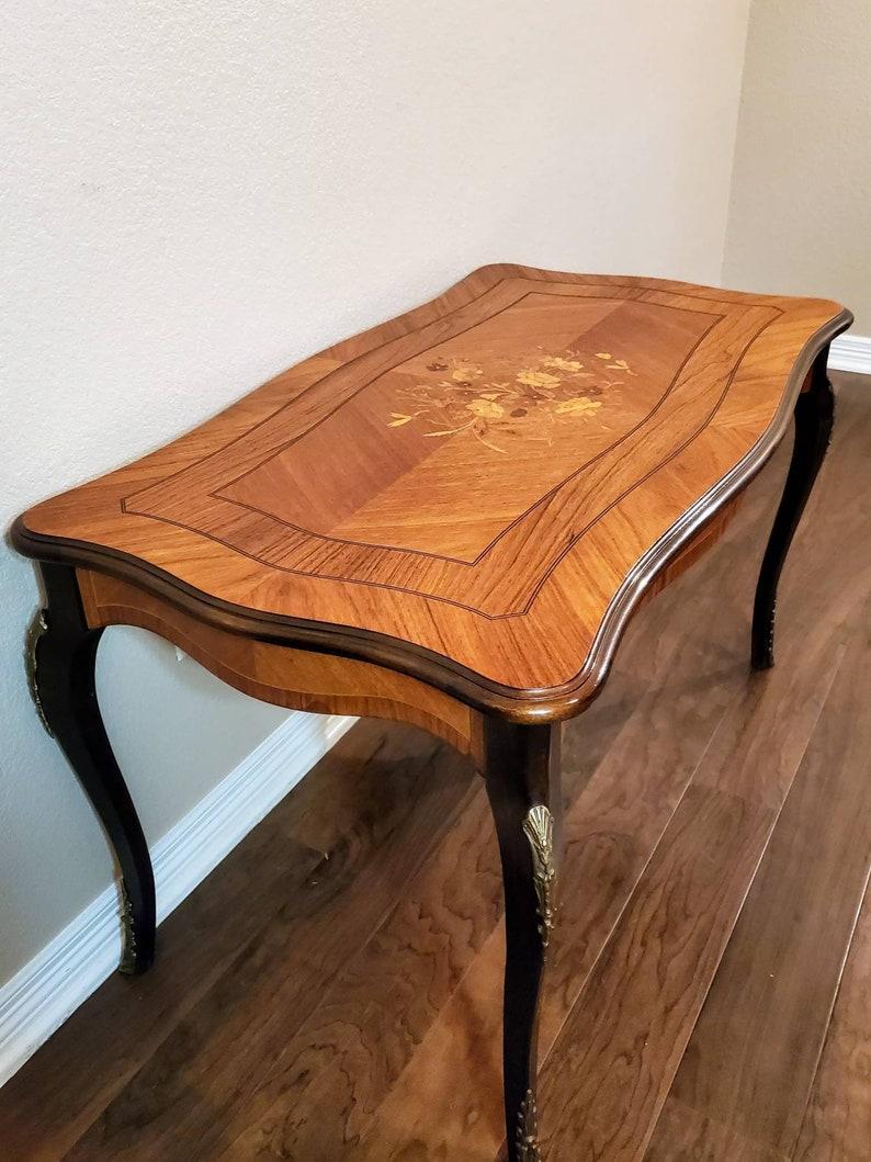 Selten, elegant und anspruchsvoll, diese sehr feine Qualität Vintage-Tisch von der renommierten dänischen königlichen Tischler Möbel Unternehmen, C. B. Hansens Etablissement, gegründet 1838 von Christopher Bagnæs Hansen. 

Dieses außergewöhnliche