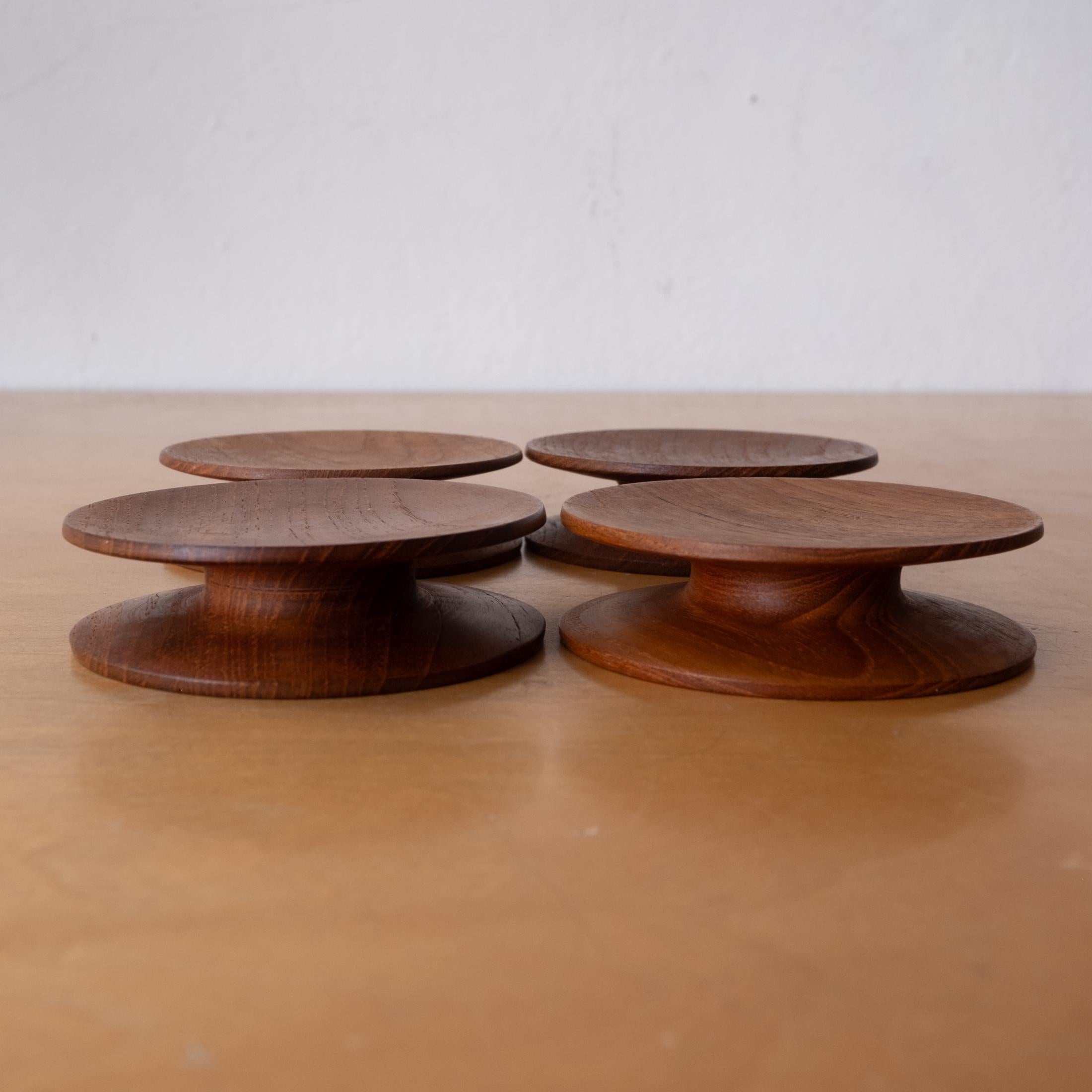 Un rare ensemble de sous-verres en teck de la modernité danoise du milieu du siècle par Jens H. Quistgaard pour Dansk. Le design concave et les bords biseautés permettent de mettre beaucoup de design dans un sous-verre. Comprend 4 sous-verres. Teck