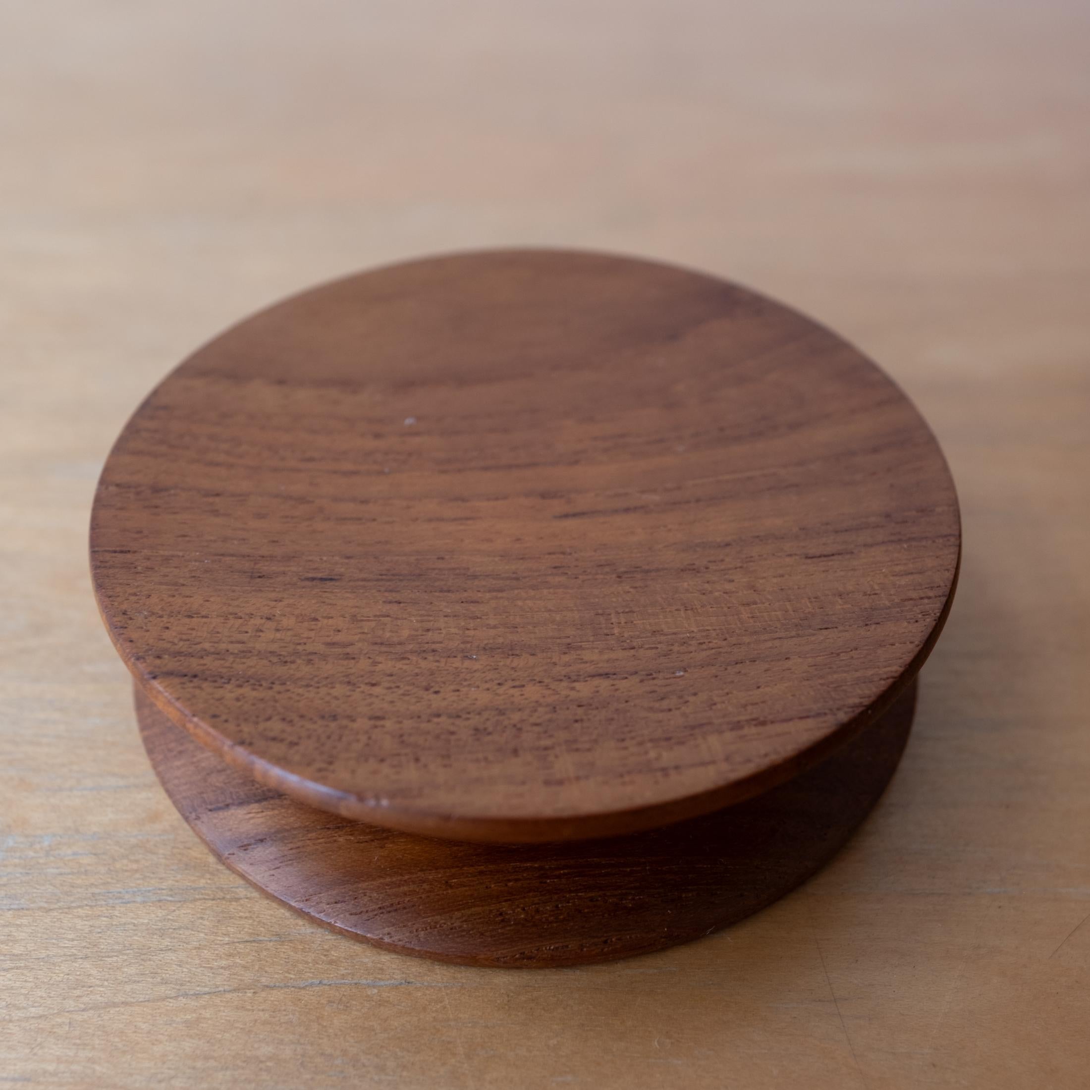 Rare ensemble de sous-verres en teck moderne danois du milieu du siècle par Jens H. Quistgaard pour Dansk Bon état - En vente à San Diego, CA