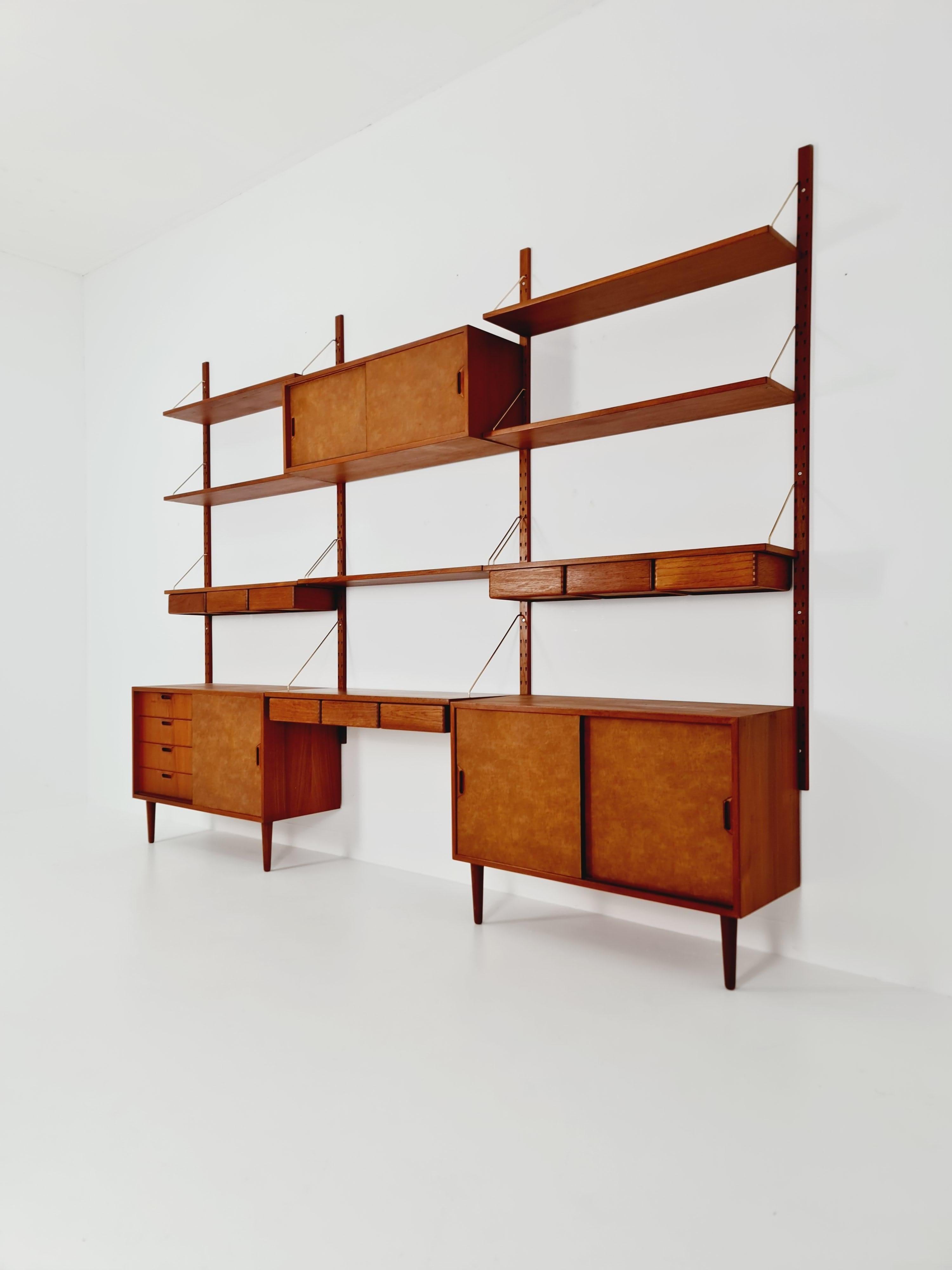 Rare Big Mid century Danish Teak Wall Unit with 3 cabinets  par Sven Ellekaer , Danemark, années 1960

Design/One danois de Sven Ellekaer 

Année de conception : 1960s

Dimensions : :  24 ---- 40 D x 305 L x 233 H cm 

Il est en parfait état,