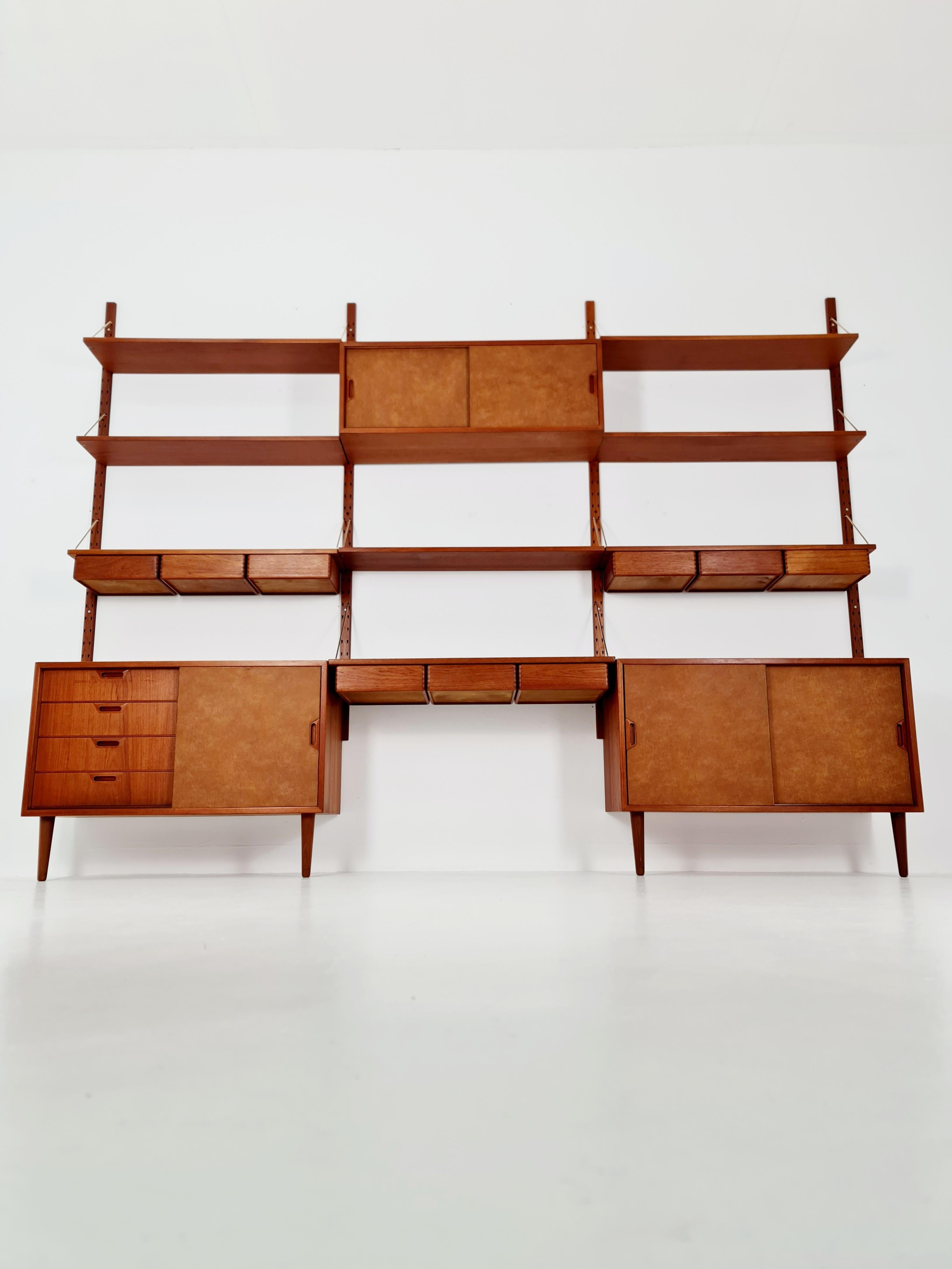 Mid-Century Modern Rare meuble mural danois en teck du milieu du siècle avec 3 armoires, par Sven Ellekaer, 1960 en vente