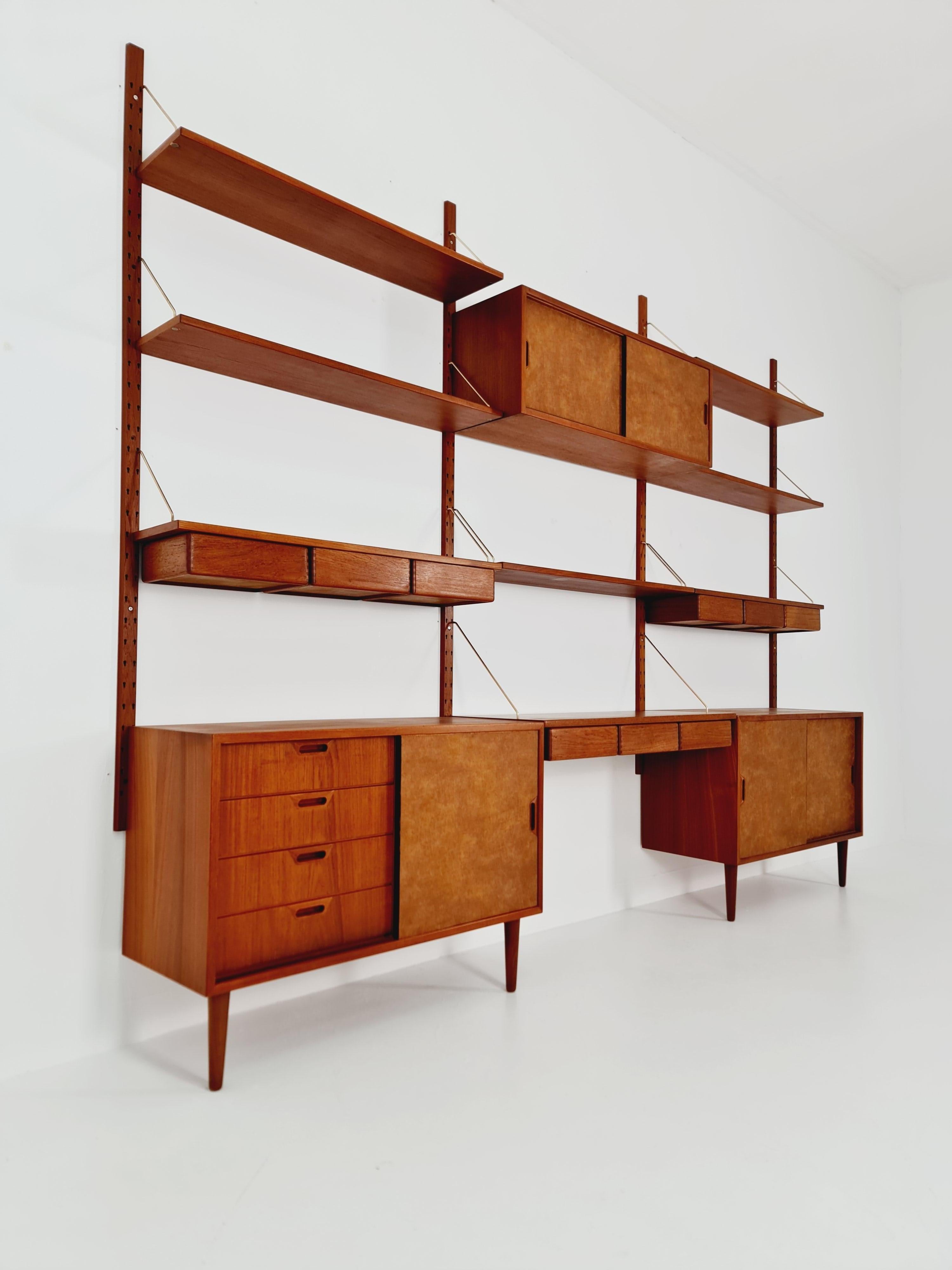 Danois Rare meuble mural danois en teck du milieu du siècle avec 3 armoires, par Sven Ellekaer, 1960 en vente