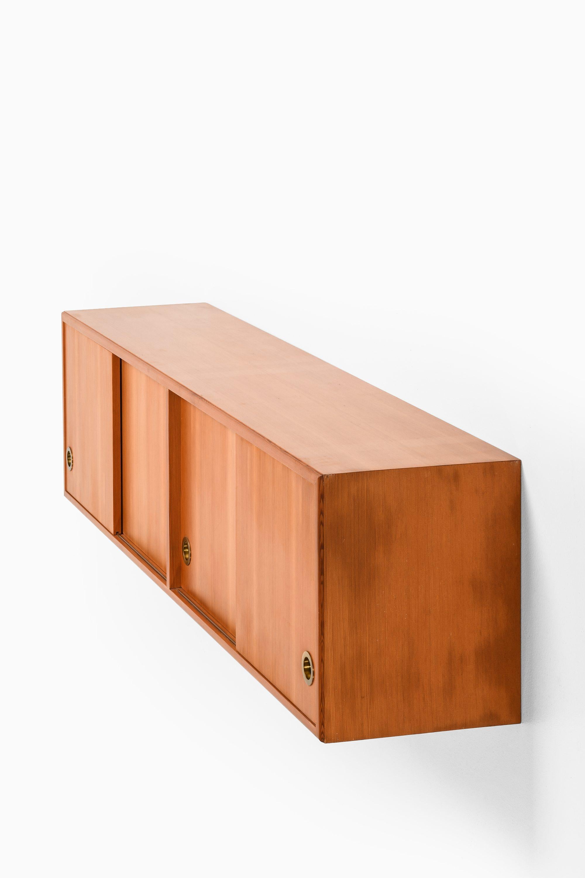 Rara credenza a muro in pino dell'Oregon e ottone, anni '50

Informazioni aggiuntive:
Materiale: Pino dell'Oregon e ottone
Stile: Metà secolo, Scandinavo
Prodotto in Danimarca
Dimensioni (L. x P. x H.): 160 x 32 x 40 cm.
Condizioni: Buone condizioni