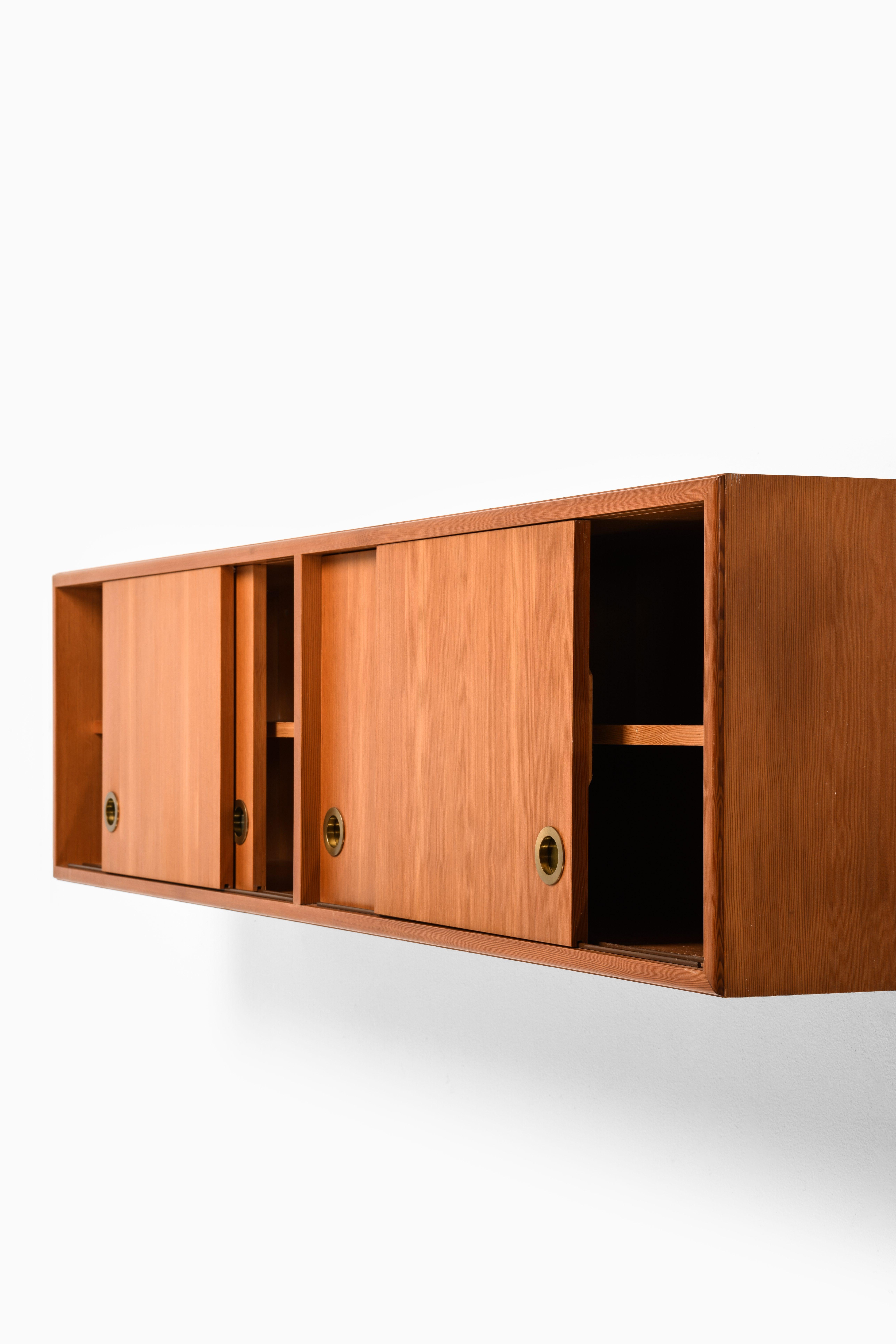 Scandinavo moderno Rara credenza a muro danese del Mid Century in pino dell'Oregon e ottone, anni '50 in vendita