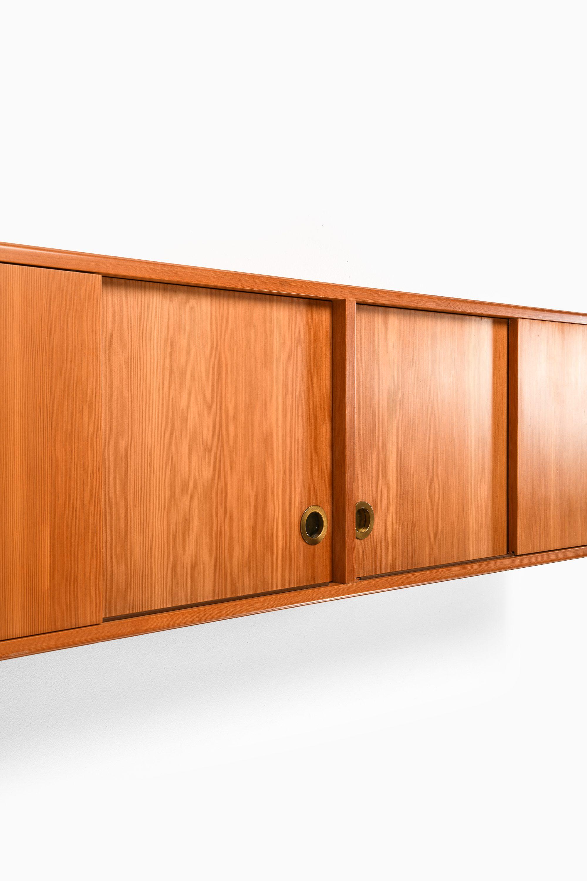 Danese Rara credenza a muro danese del Mid Century in pino dell'Oregon e ottone, anni '50 in vendita
