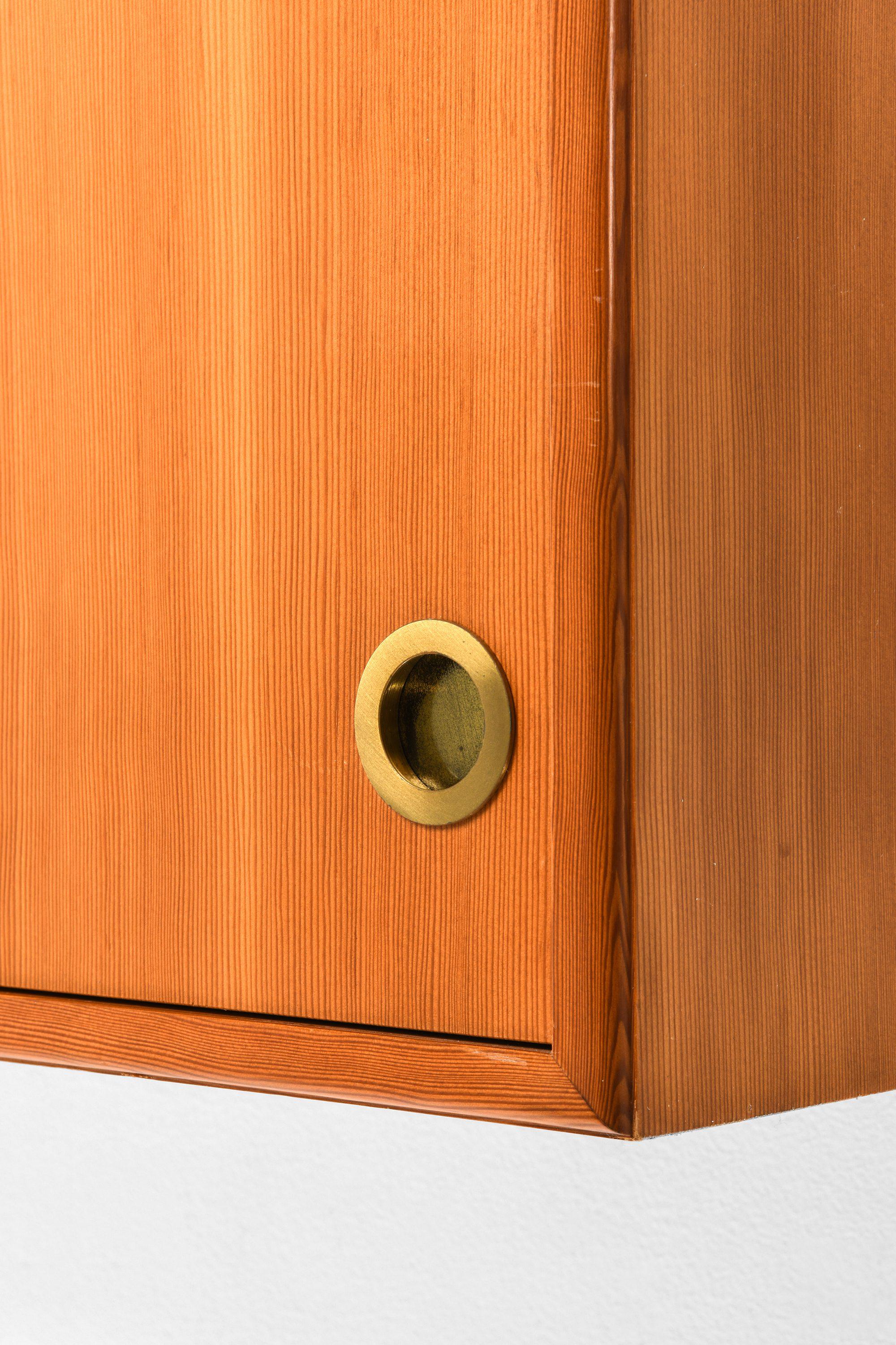 Rara credenza a muro danese del Mid Century in pino dell'Oregon e ottone, anni '50 In condizioni buone in vendita a Limhamn, Skåne län