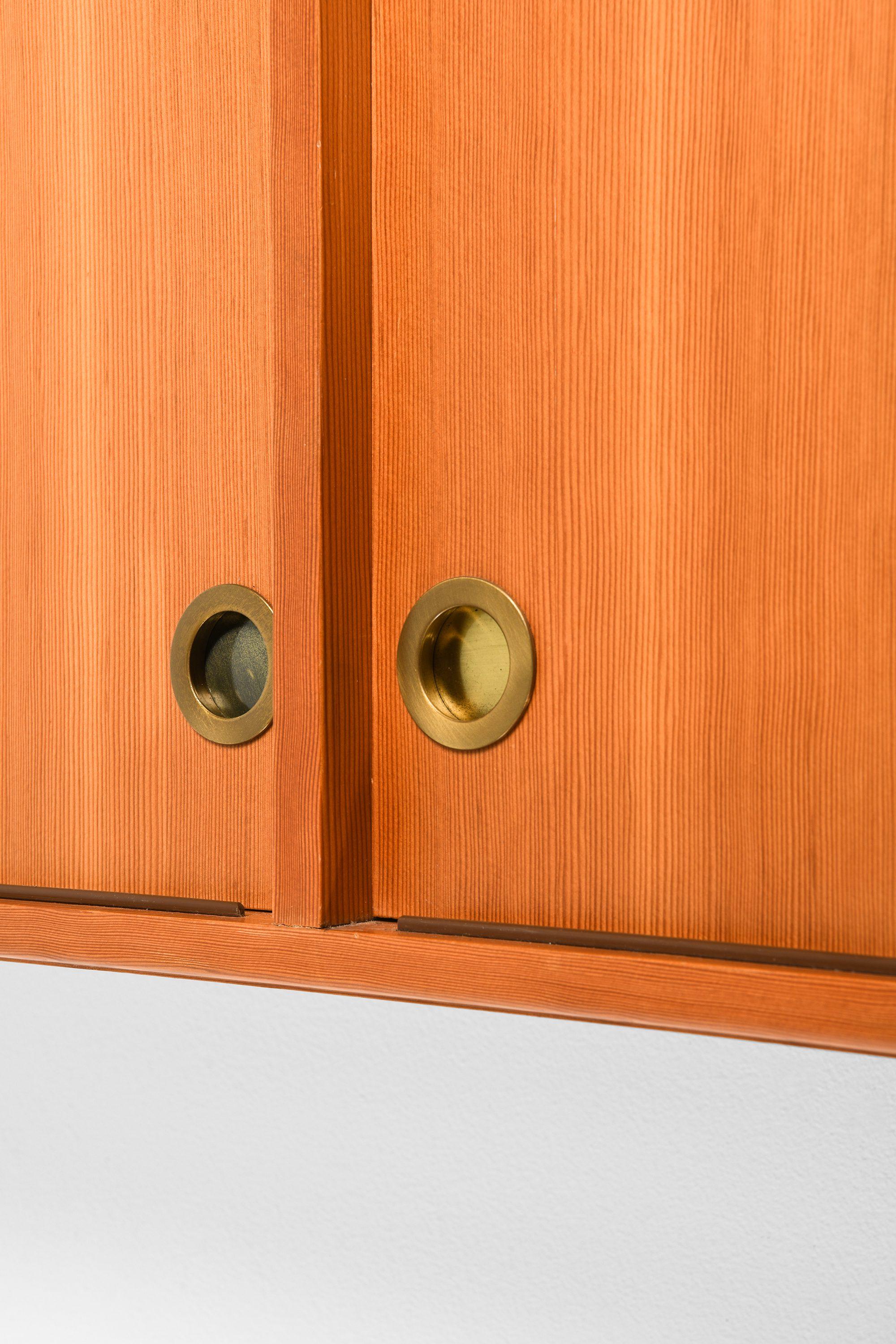 XX secolo Rara credenza a muro danese del Mid Century in pino dell'Oregon e ottone, anni '50 in vendita