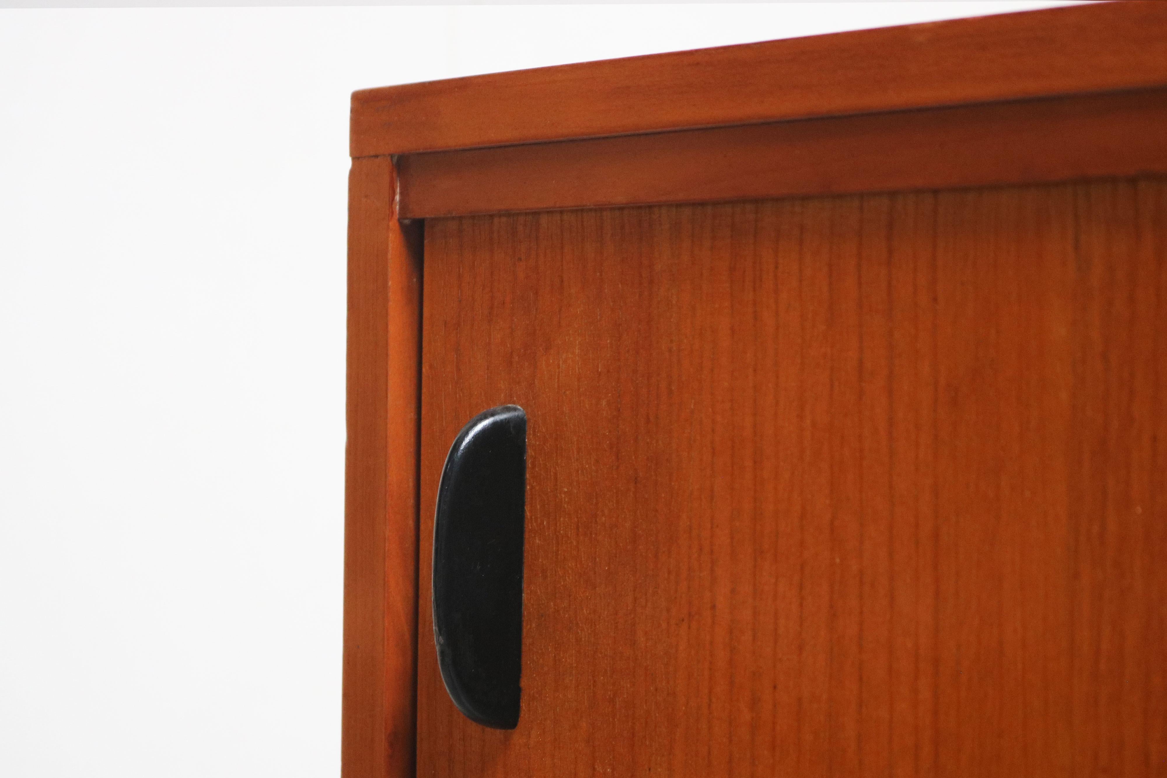 Rara credenza di design di metà secolo Alfred Hendrickx Model: Credenza 3030 Belgio 1959 in vendita 2