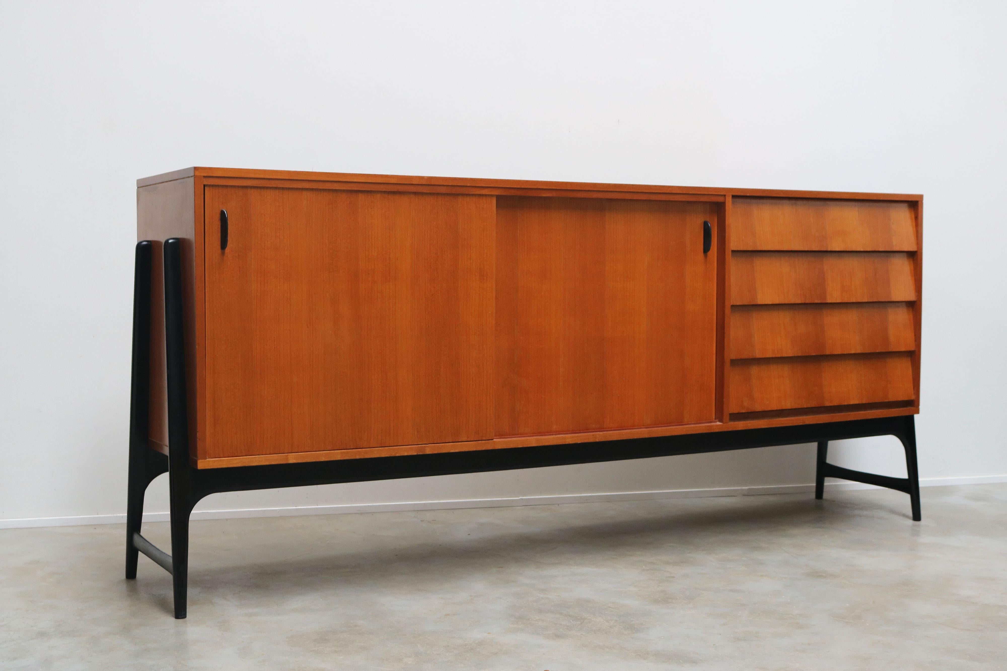 Rara credenza di design di metà secolo Alfred Hendrickx Model: Credenza 3030 Belgio 1959 in vendita 3