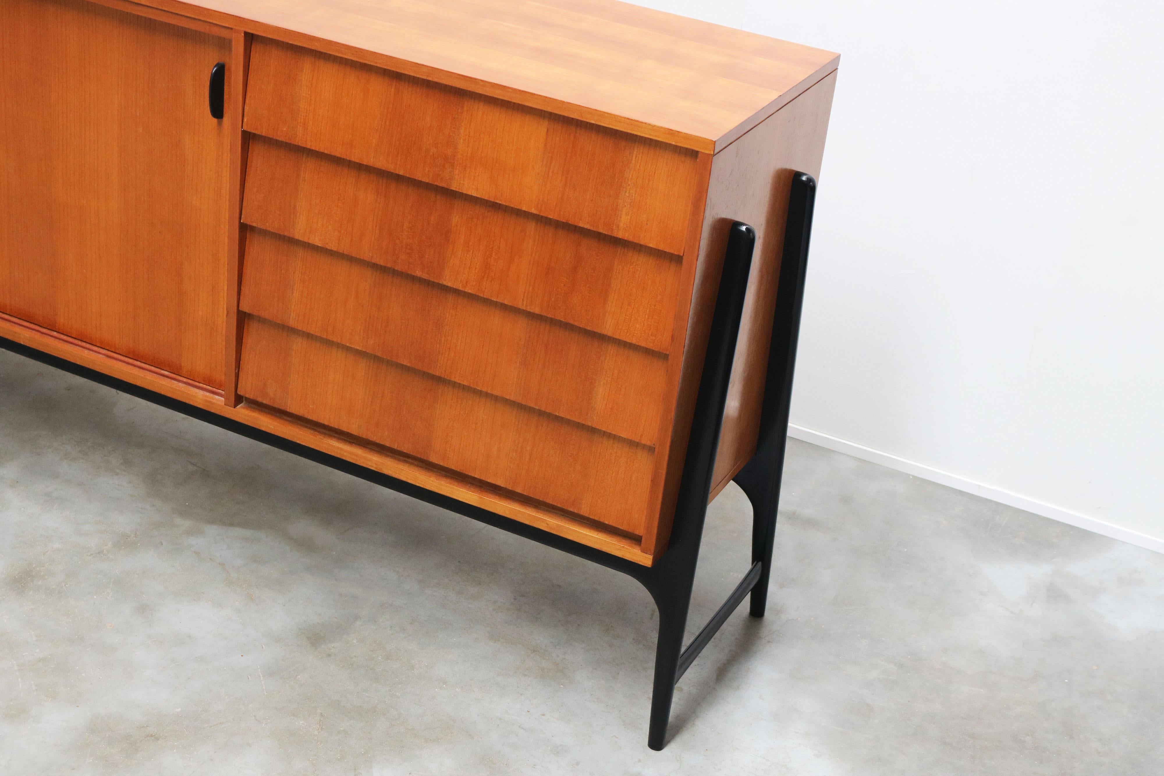 Rara credenza di design di metà secolo Alfred Hendrickx Model: Credenza 3030 Belgio 1959 in vendita 4