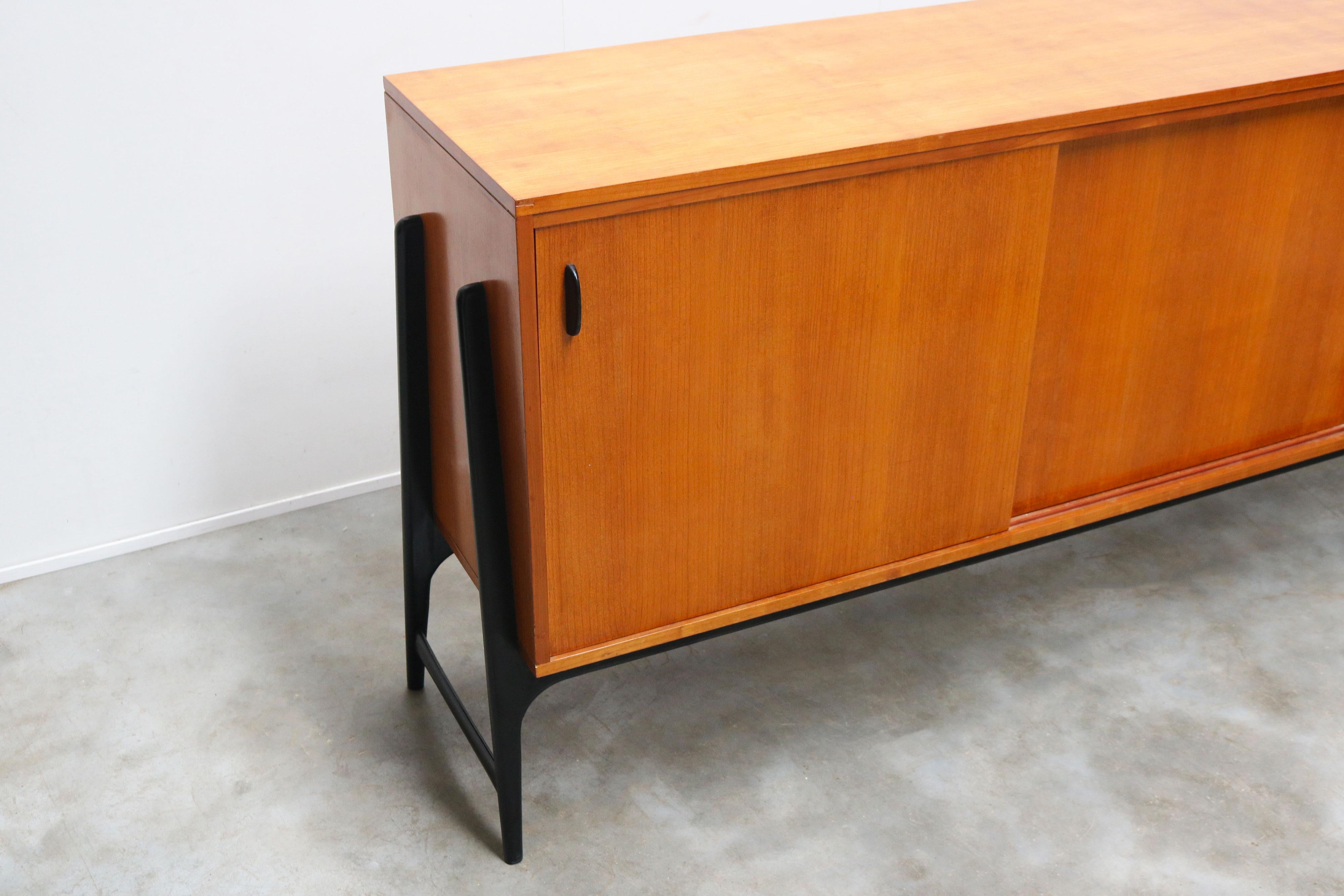 Rara credenza di design di metà secolo Alfred Hendrickx Model: Credenza 3030 Belgio 1959 in vendita 5