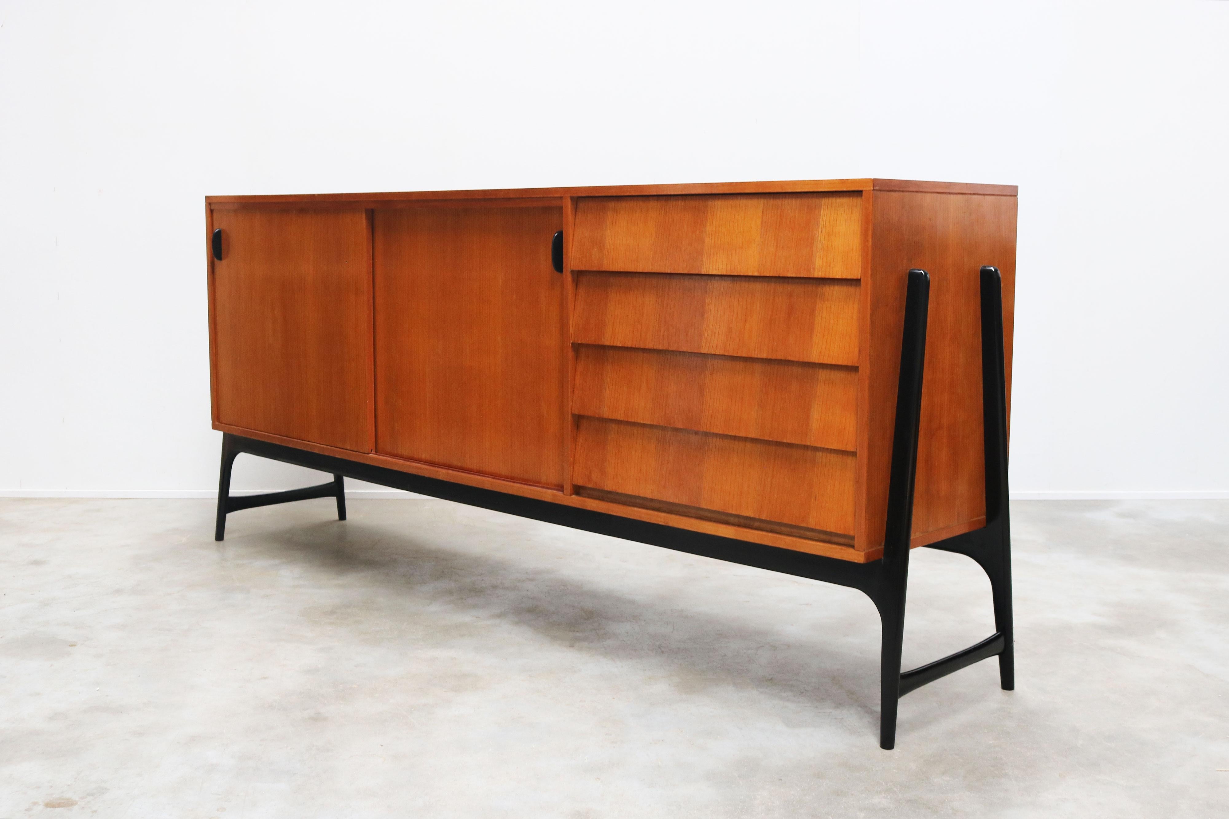 Riflettendo l'estetica visionaria di Hendrickx, la credenza Model:3030 è un capolavoro di linee pulite, forme minimaliste e bellezza funzionale. La sua silhouette elegante e le sue proporzioni impeccabili la rendono un'aggiunta straordinaria a