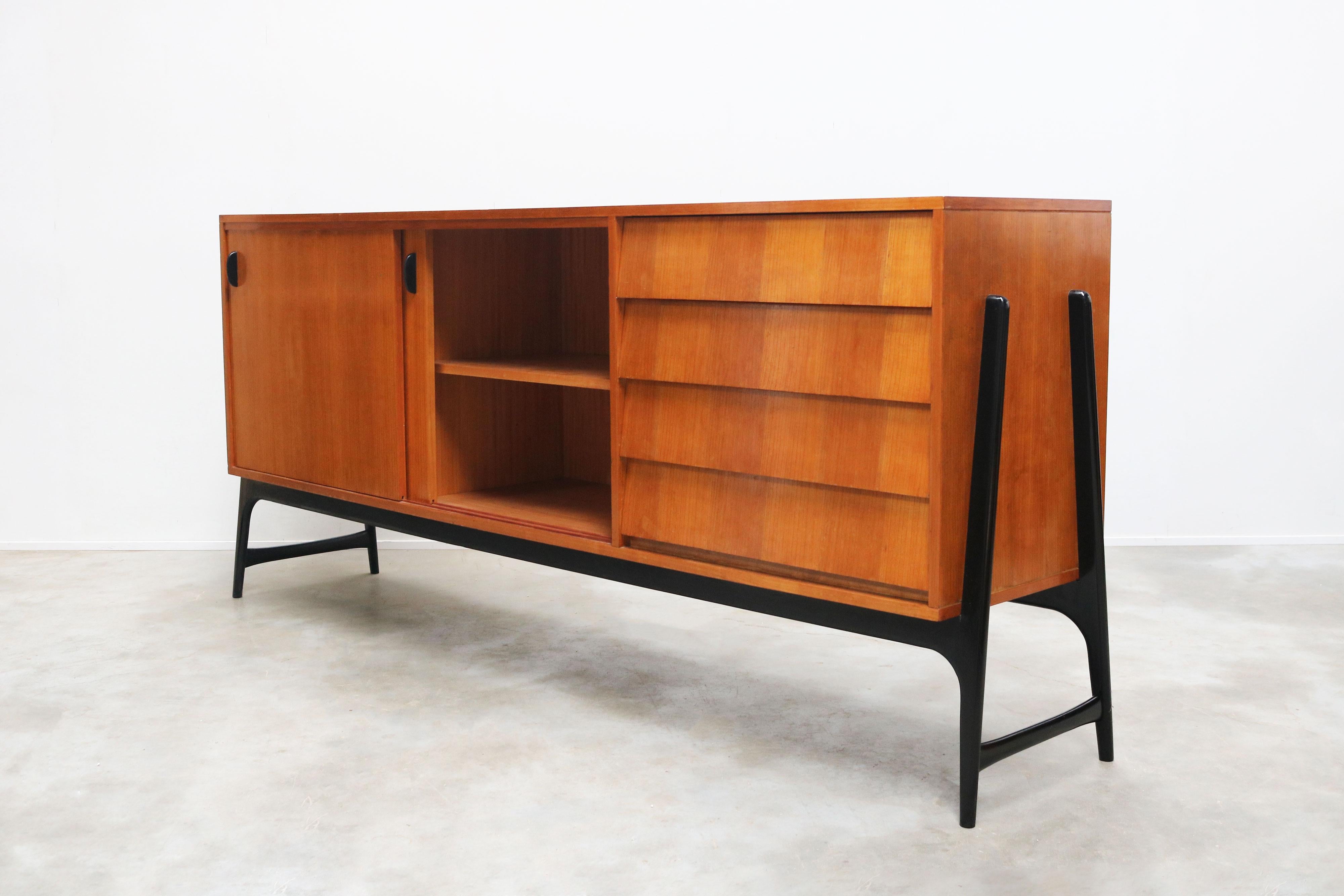 Mid-Century moderno Rara credenza di design di metà secolo Alfred Hendrickx Model: Credenza 3030 Belgio 1959 in vendita