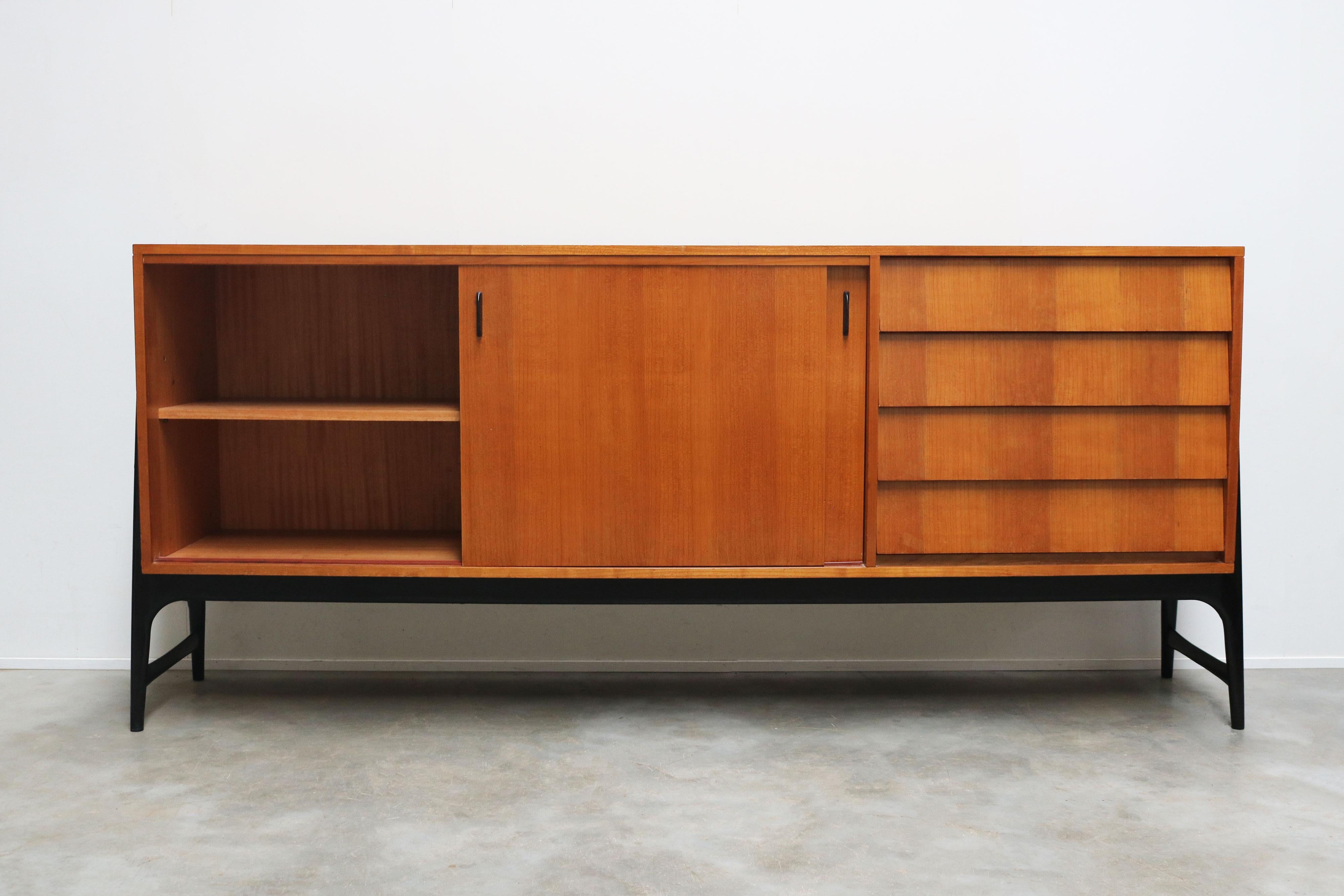 Belga Rara credenza di design di metà secolo Alfred Hendrickx Model: Credenza 3030 Belgio 1959 in vendita