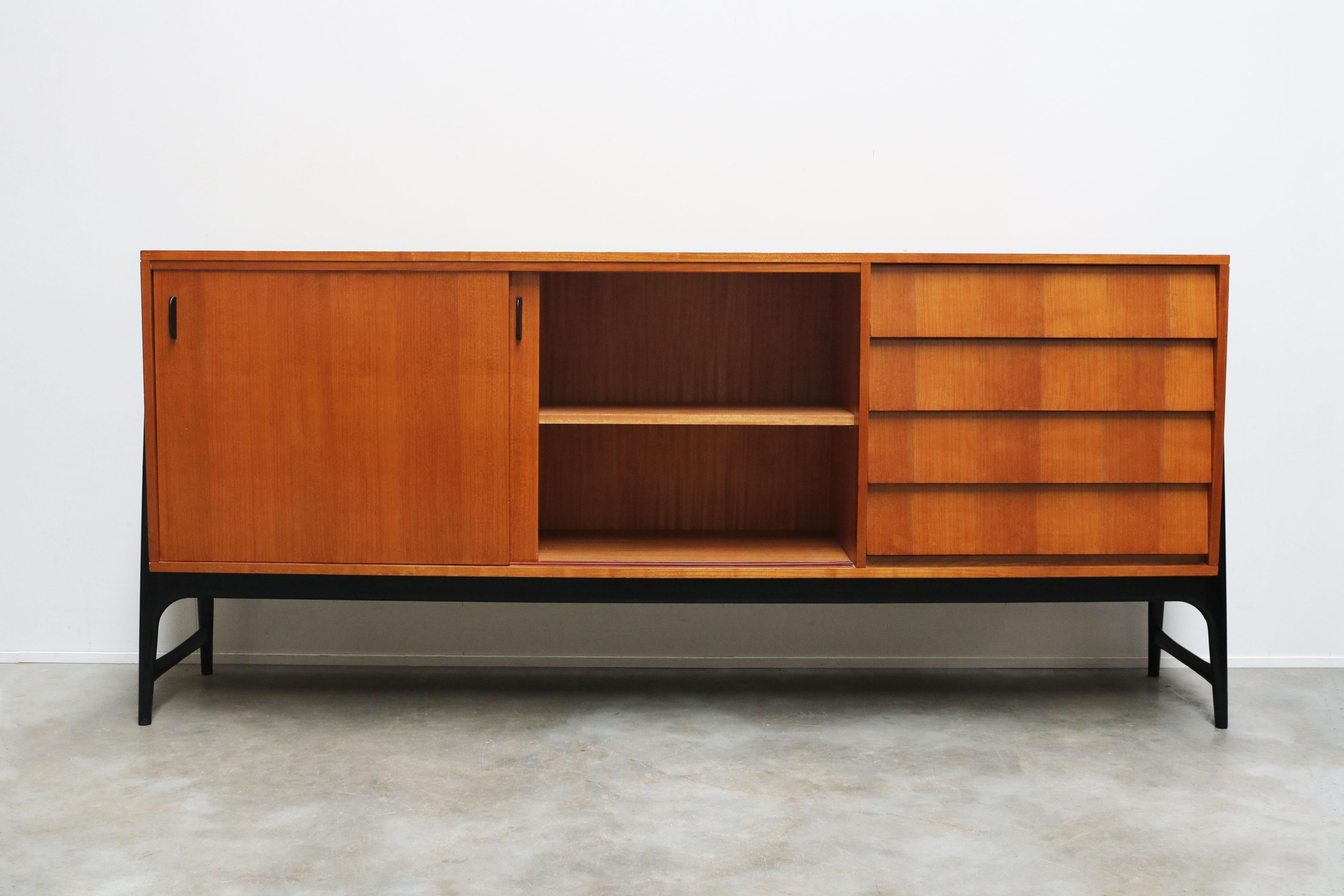 Fatto a mano Rara credenza di design di metà secolo Alfred Hendrickx Model: Credenza 3030 Belgio 1959 in vendita