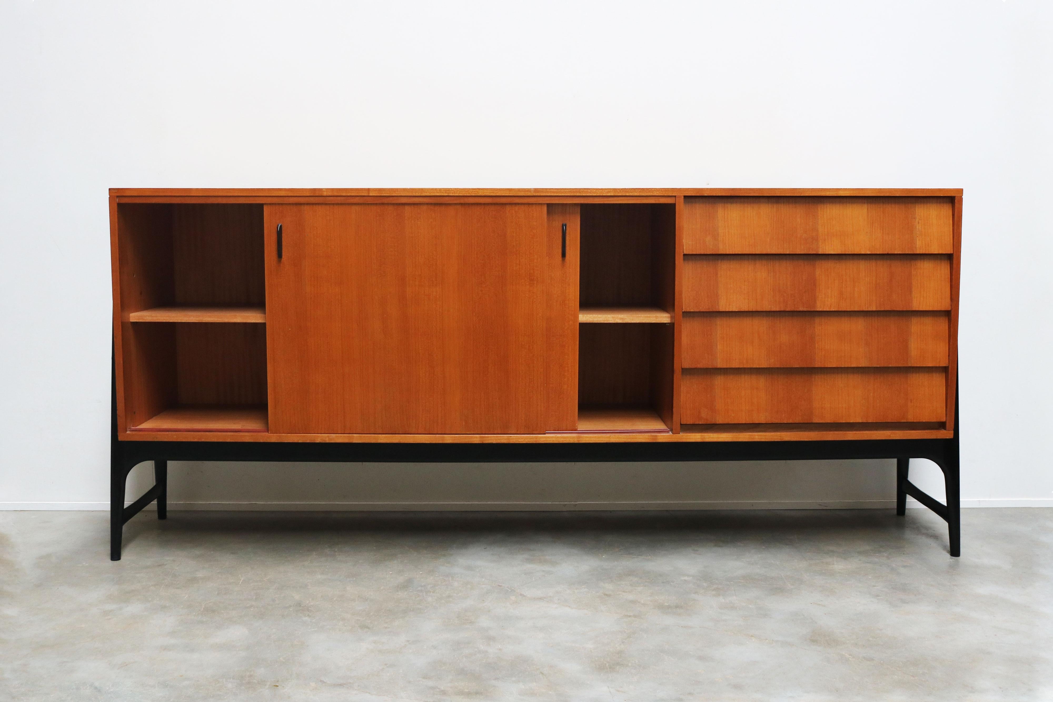 Rara credenza di design di metà secolo Alfred Hendrickx Model: Credenza 3030 Belgio 1959 In condizioni buone in vendita a Ijzendijke, NL