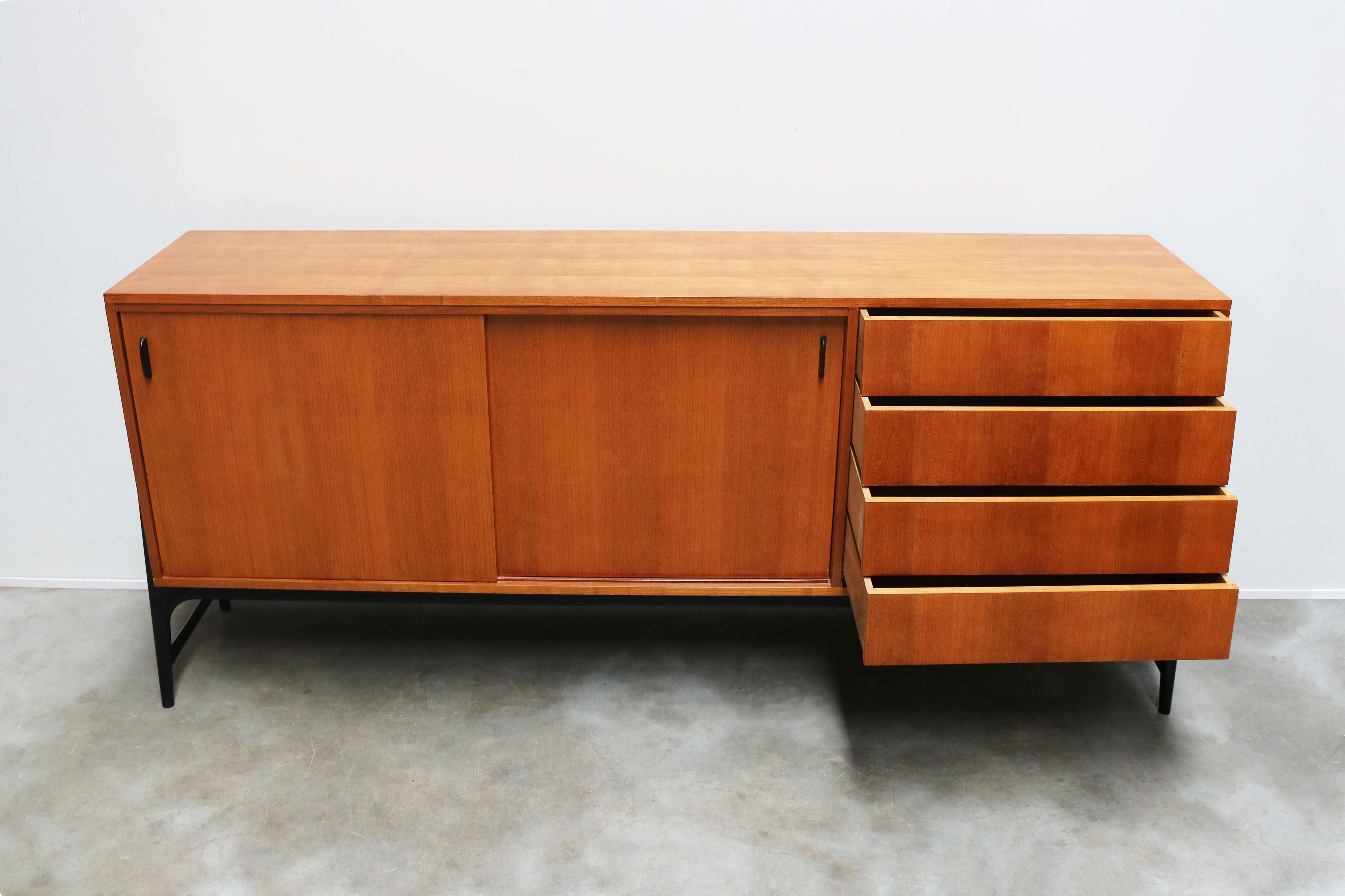 Metà XX secolo Rara credenza di design di metà secolo Alfred Hendrickx Model: Credenza 3030 Belgio 1959 in vendita