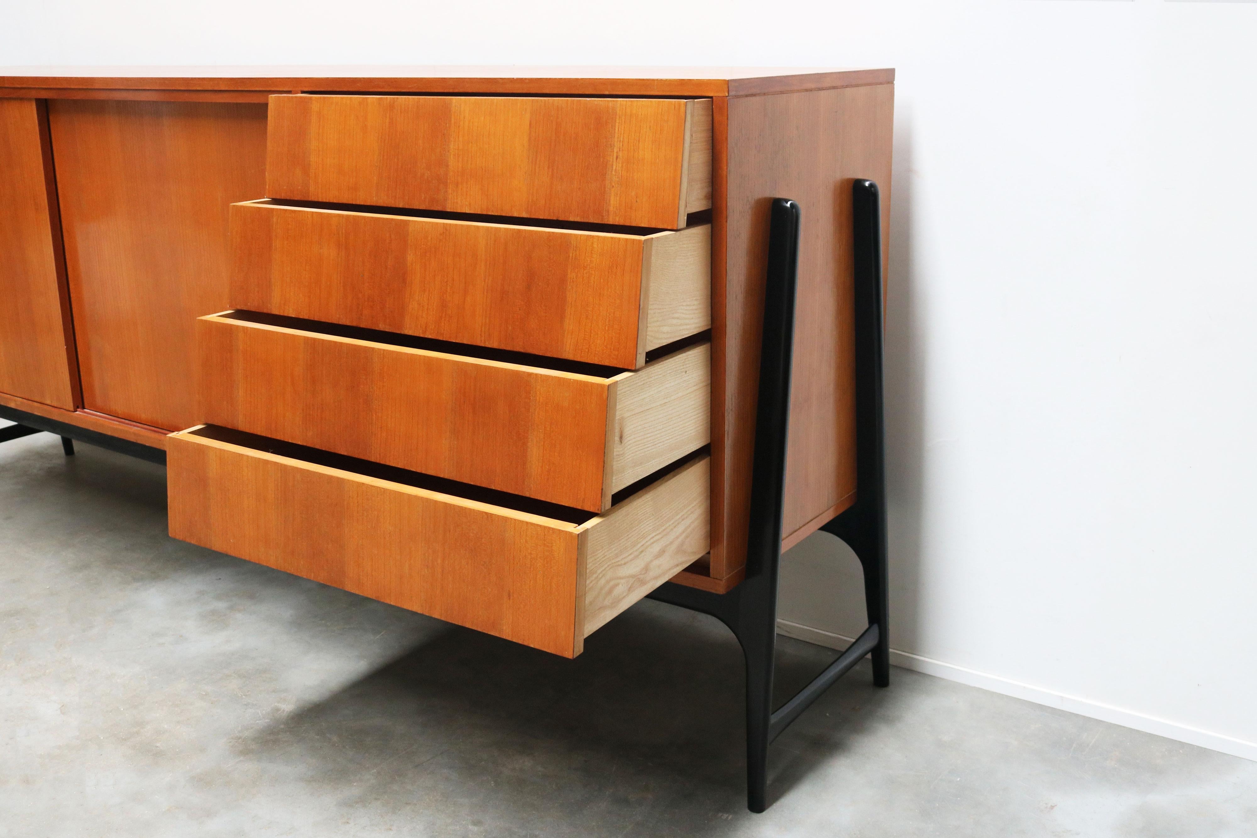 Legno Rara credenza di design di metà secolo Alfred Hendrickx Model: Credenza 3030 Belgio 1959 in vendita