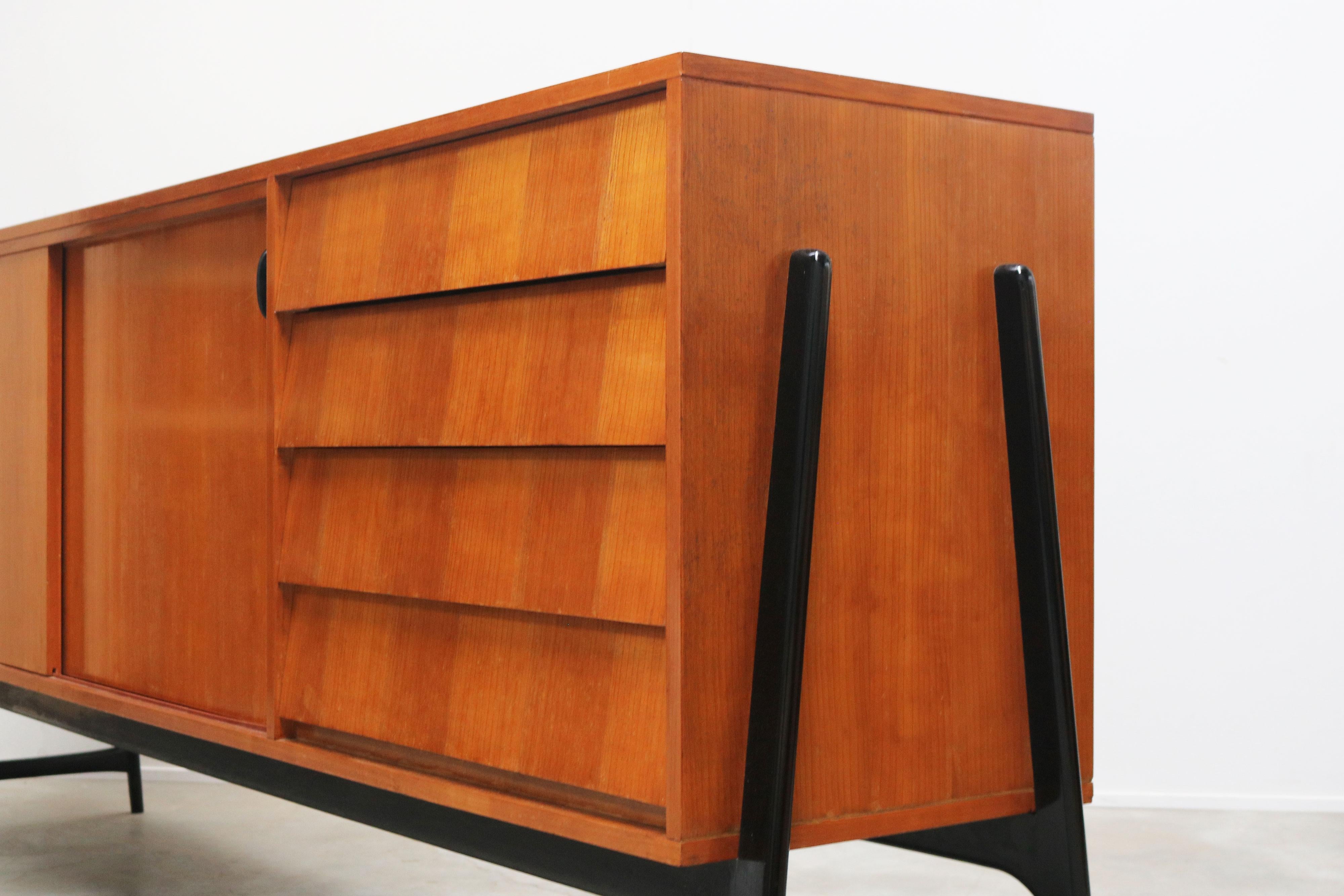 Rara credenza di design di metà secolo Alfred Hendrickx Model: Credenza 3030 Belgio 1959 in vendita 1