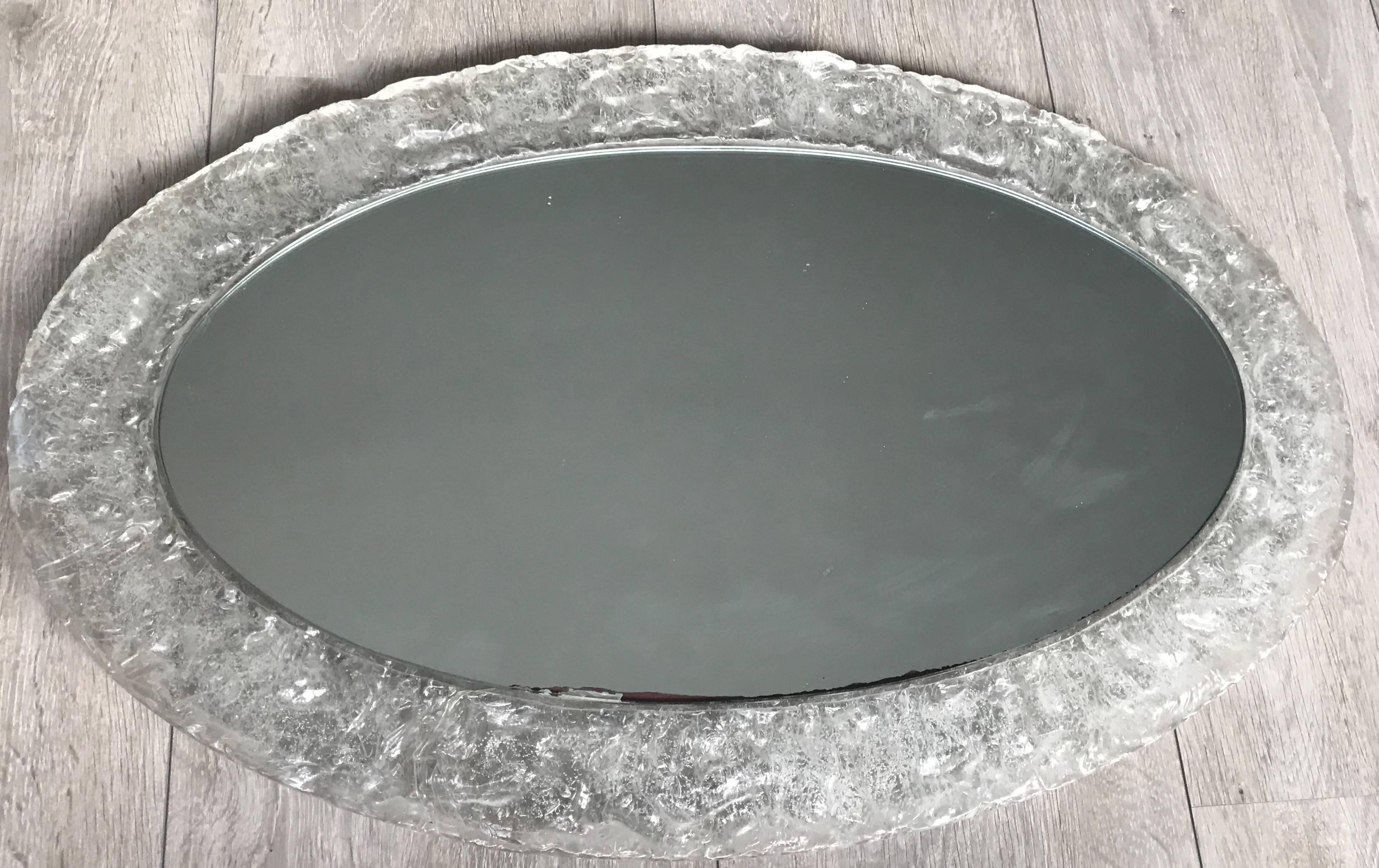 Seltener ovaler Spiegel in Kunstglasrahmen mit mattiertem Eismuster, Mid-Century Design im Zustand „Gut“ im Angebot in Lisse, NL