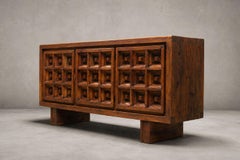 Buffet rare de style « mid-century » signé Biosca (Espagne), de style brutaliste, datant de 1960, en pin teinté