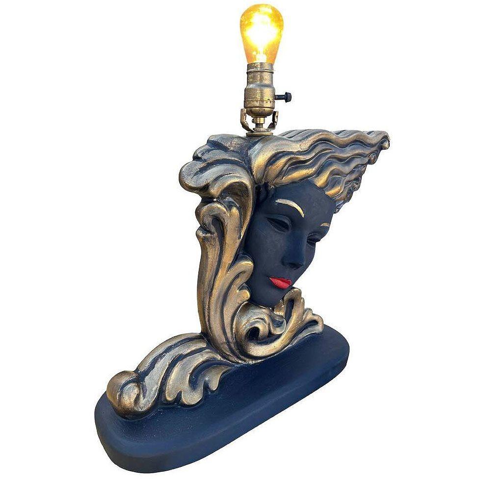 Rara lampada da tavolo tedesca in gesso con una silhouette geometrica stilizzata di donna come base. Le curve morbide e slanciate della figura contrastano con le pesanti linee geometriche, mentre le sue labbra rosse vibranti aggiungono un tocco di
