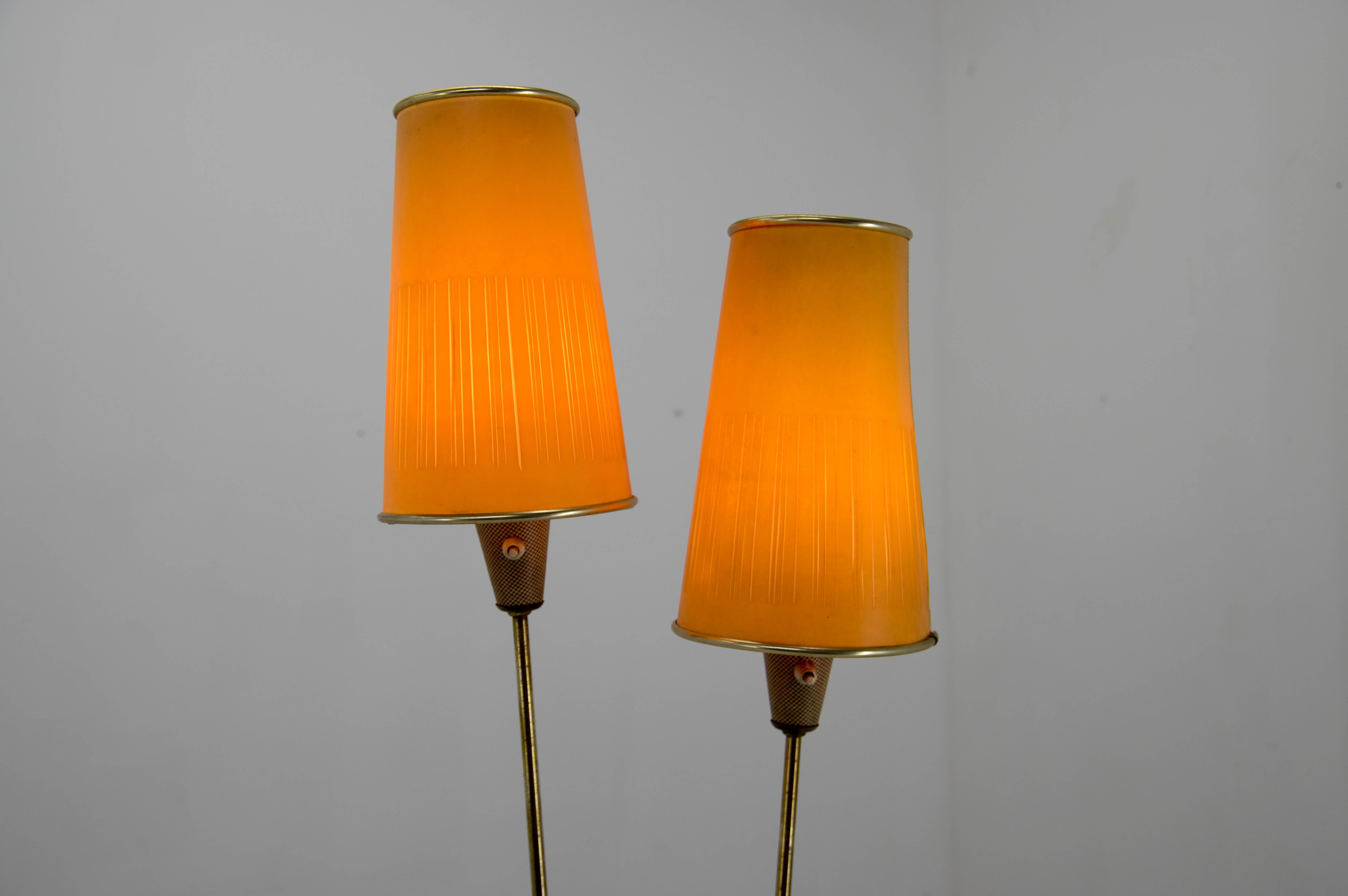 Very rare floor lamp from 1960s
Brass stand and plastic paper shades.
Each arm could be switched separately.
2x40W, E25-E27 bulbs
US plug adapter including
US wiring compatible.
