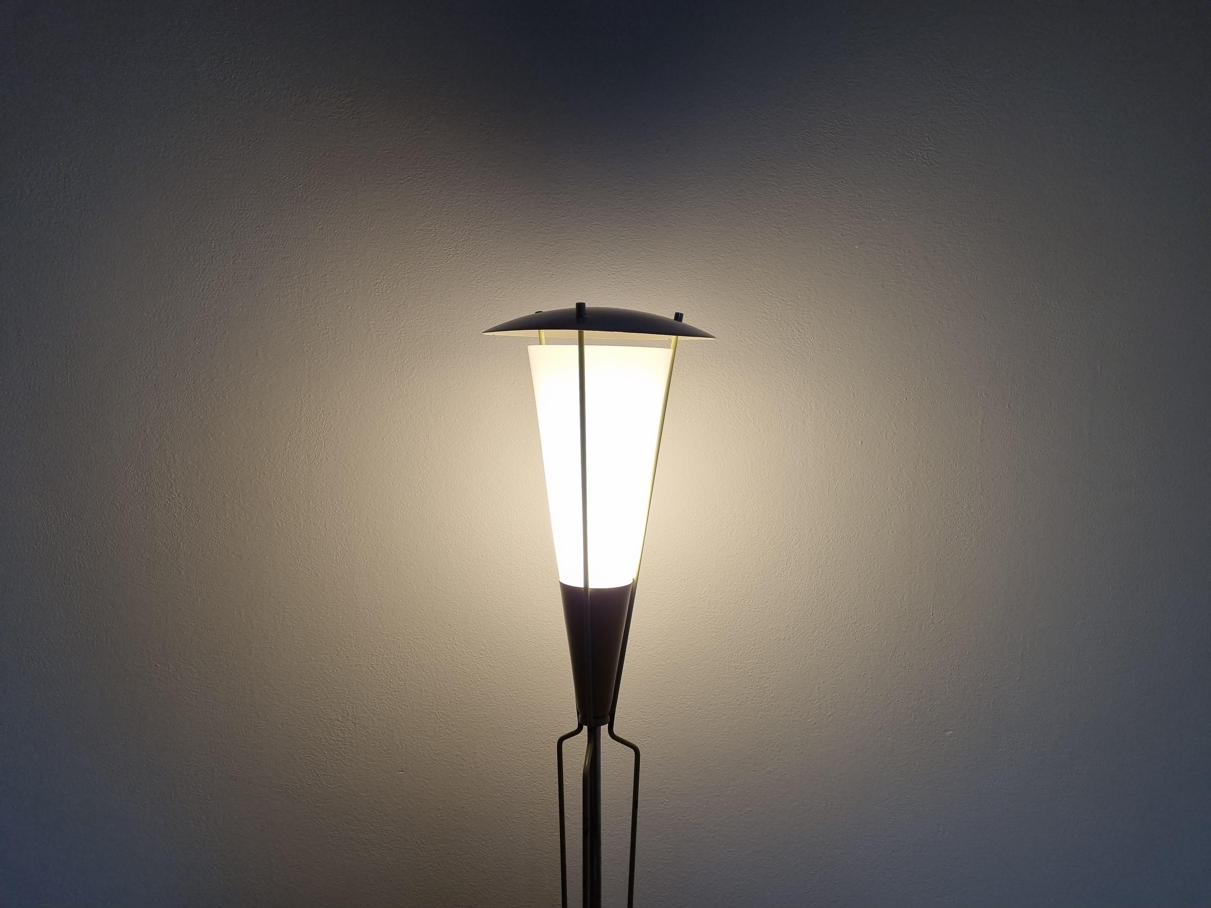 Seltene Stehlampe aus der Mitte des Jahrhunderts im Stil von Stilnovo, 1960er Jahre (Lackiert) im Angebot