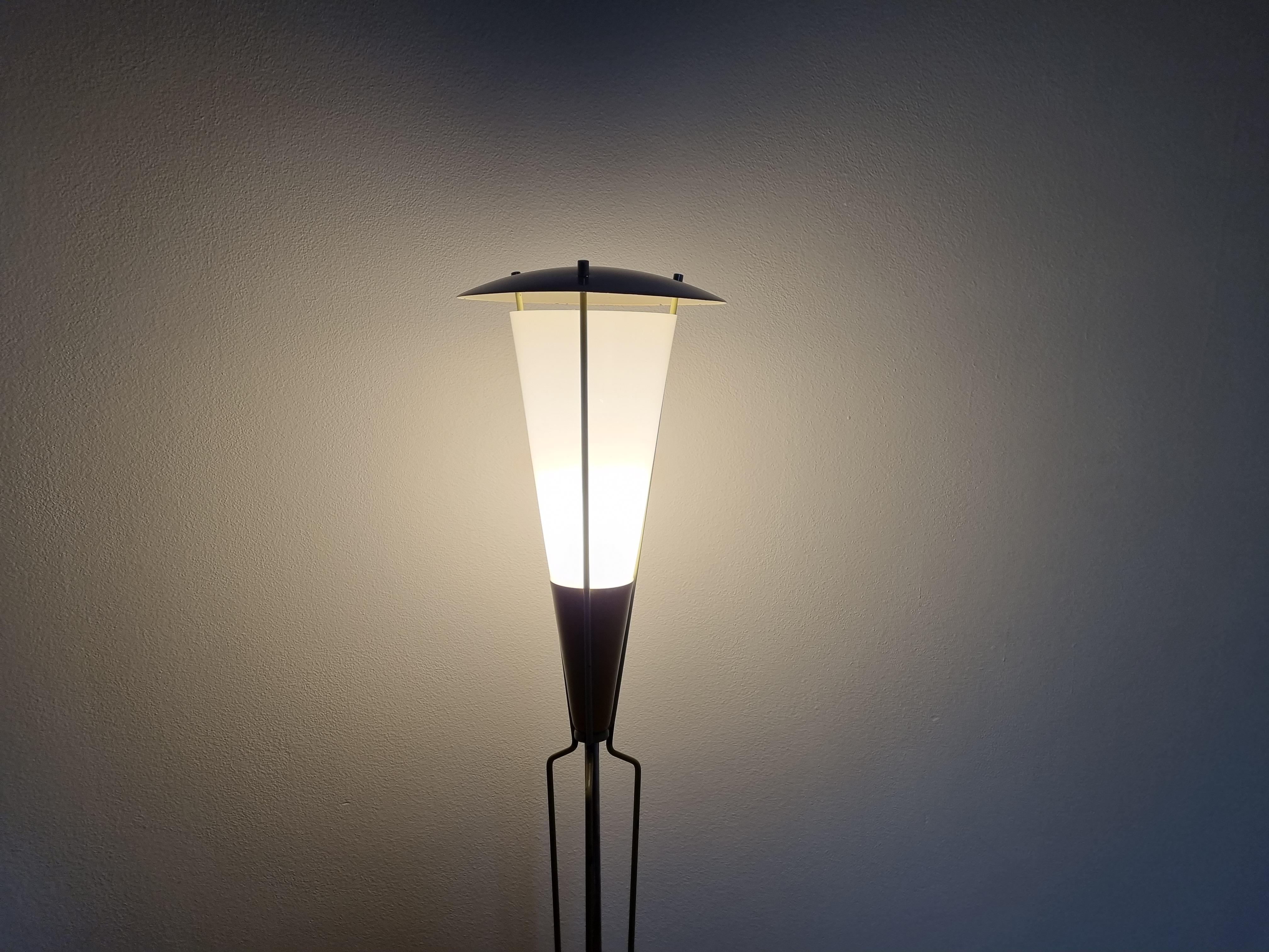 Rare Mid Century Floor Lamp in style of Stilnovo, 1960s In Good Condition For Sale In Praha, CZ