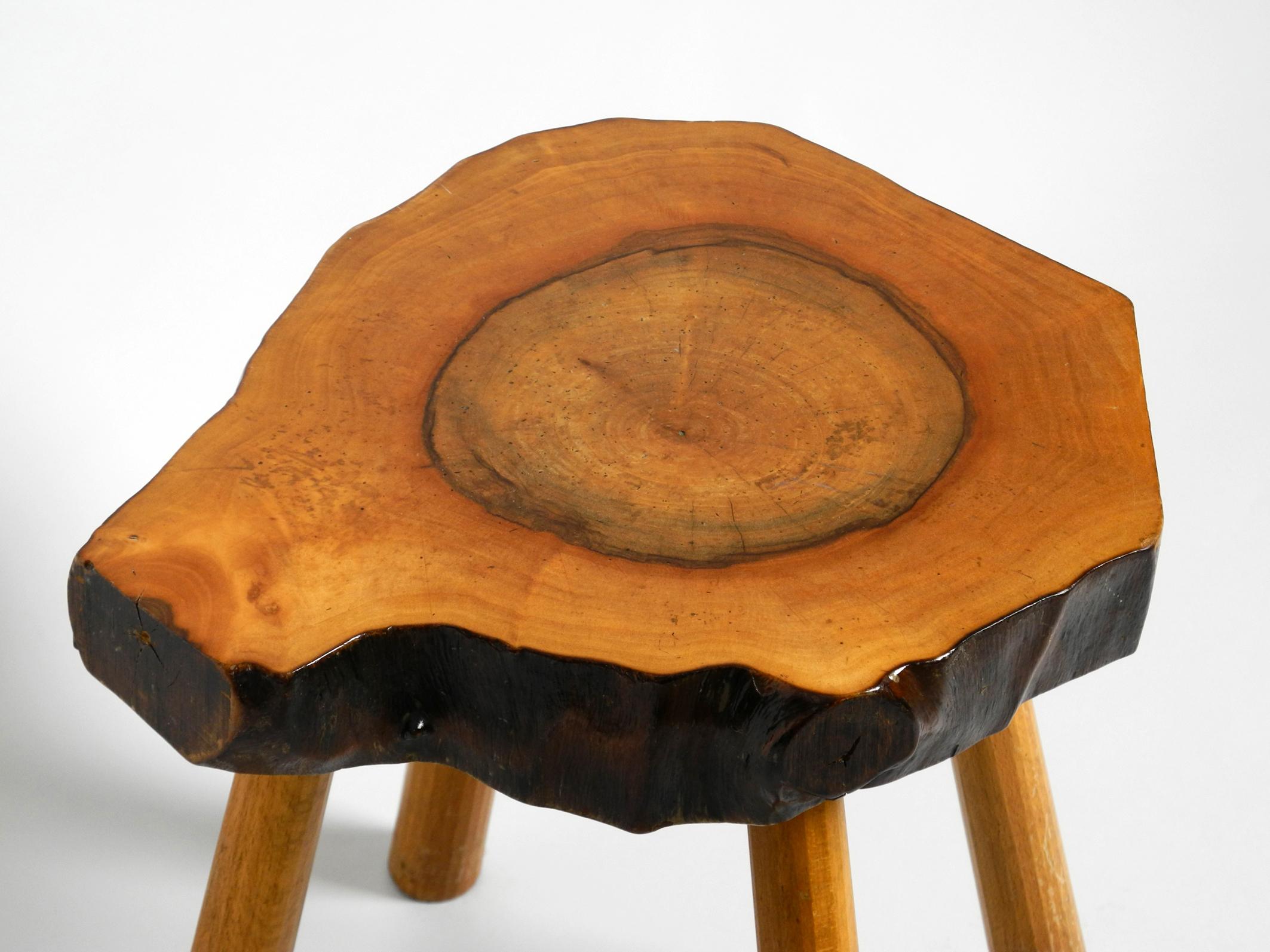 Rare Midcentury Four-Legged Side Table Made of a Thick Tree Slice with Bark In Good Condition In München, DE