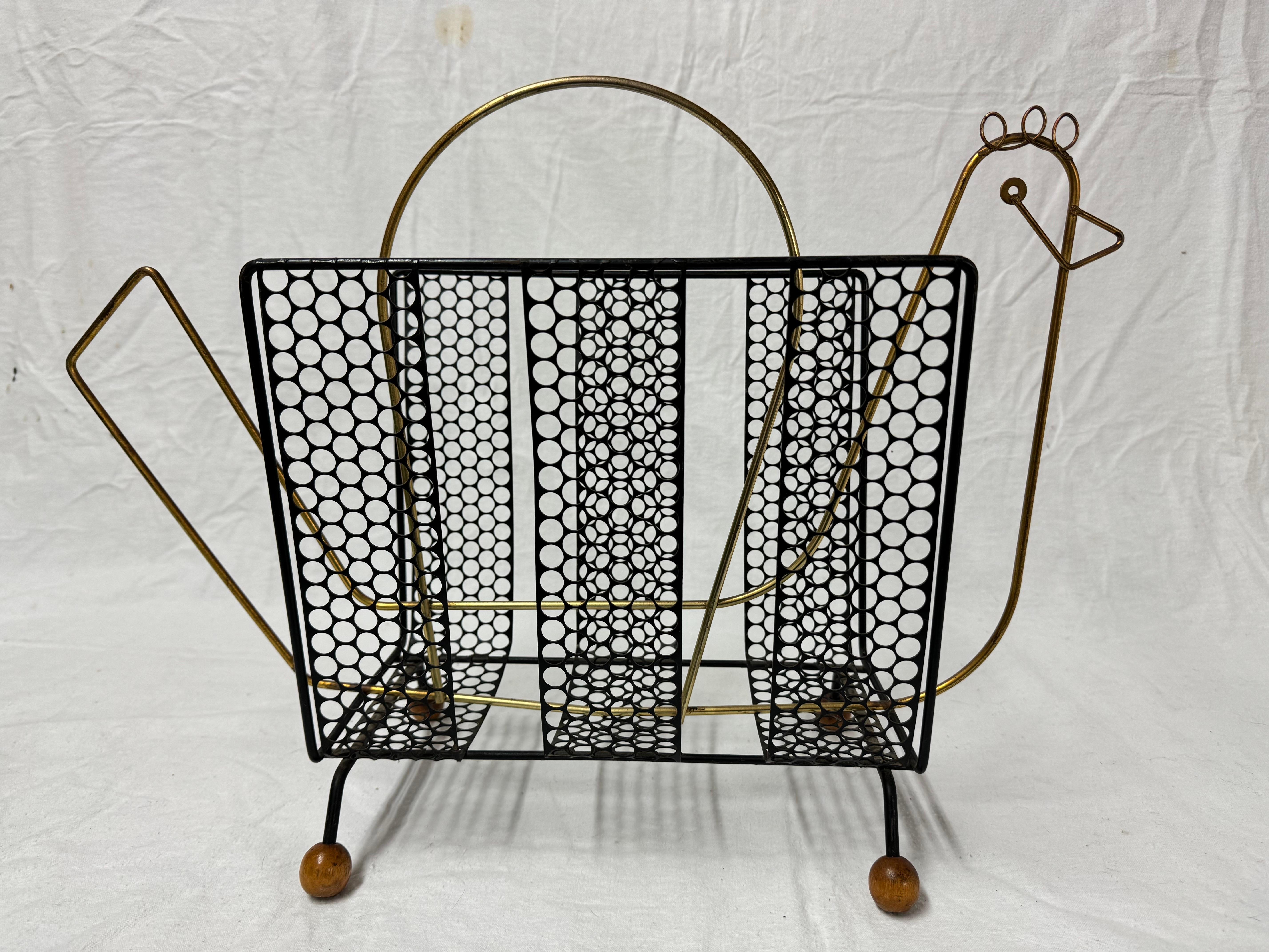Portariviste in stile Frederick Weinberg di metà secolo raffigurante un uccello. Design stravagante e industriale.  Le gambe a rete in metallo e le gambe a pioli in legno rotondo adornano questa creatura. Un esempio estremamente raro e un'ottima