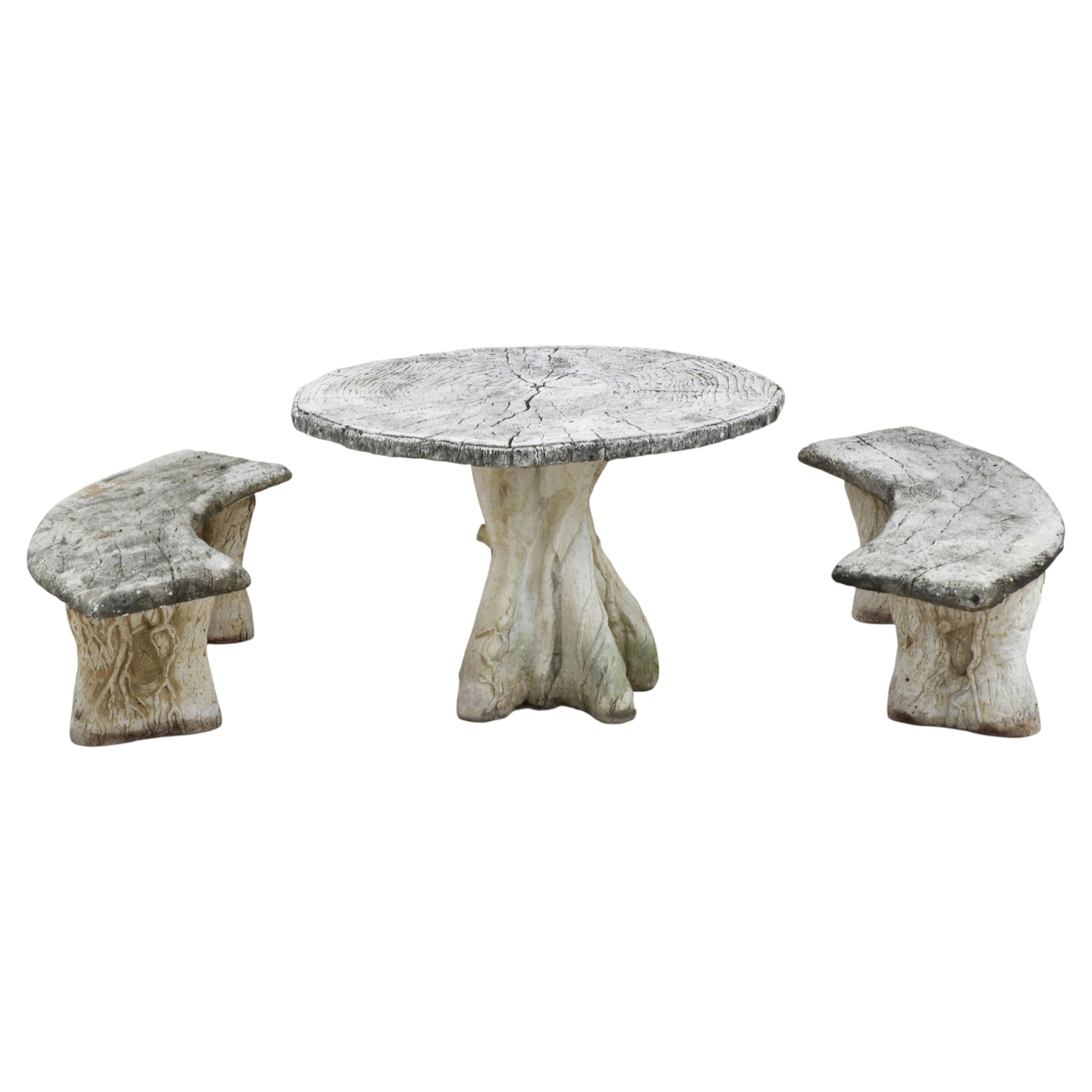 Table de jardin française rare de style « faux bois » datant du milieu du siècle dernier, accompagnée de deux bancs courbés, vers 1960
