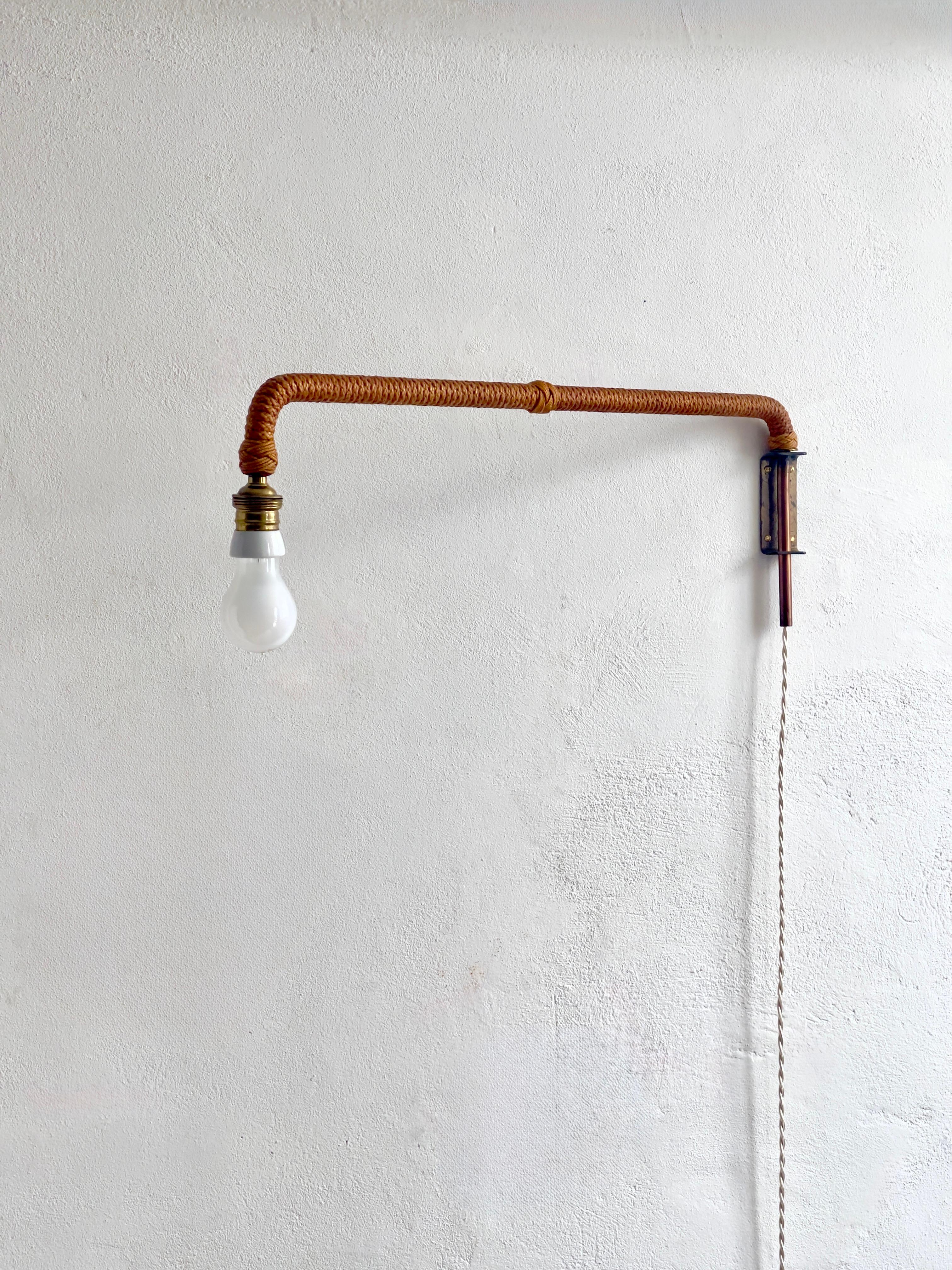 Seltene französische Wandleuchte aus der Mitte des Jahrhunderts aus patiniertem Seil, Messing und Kupfer. im Angebot 4