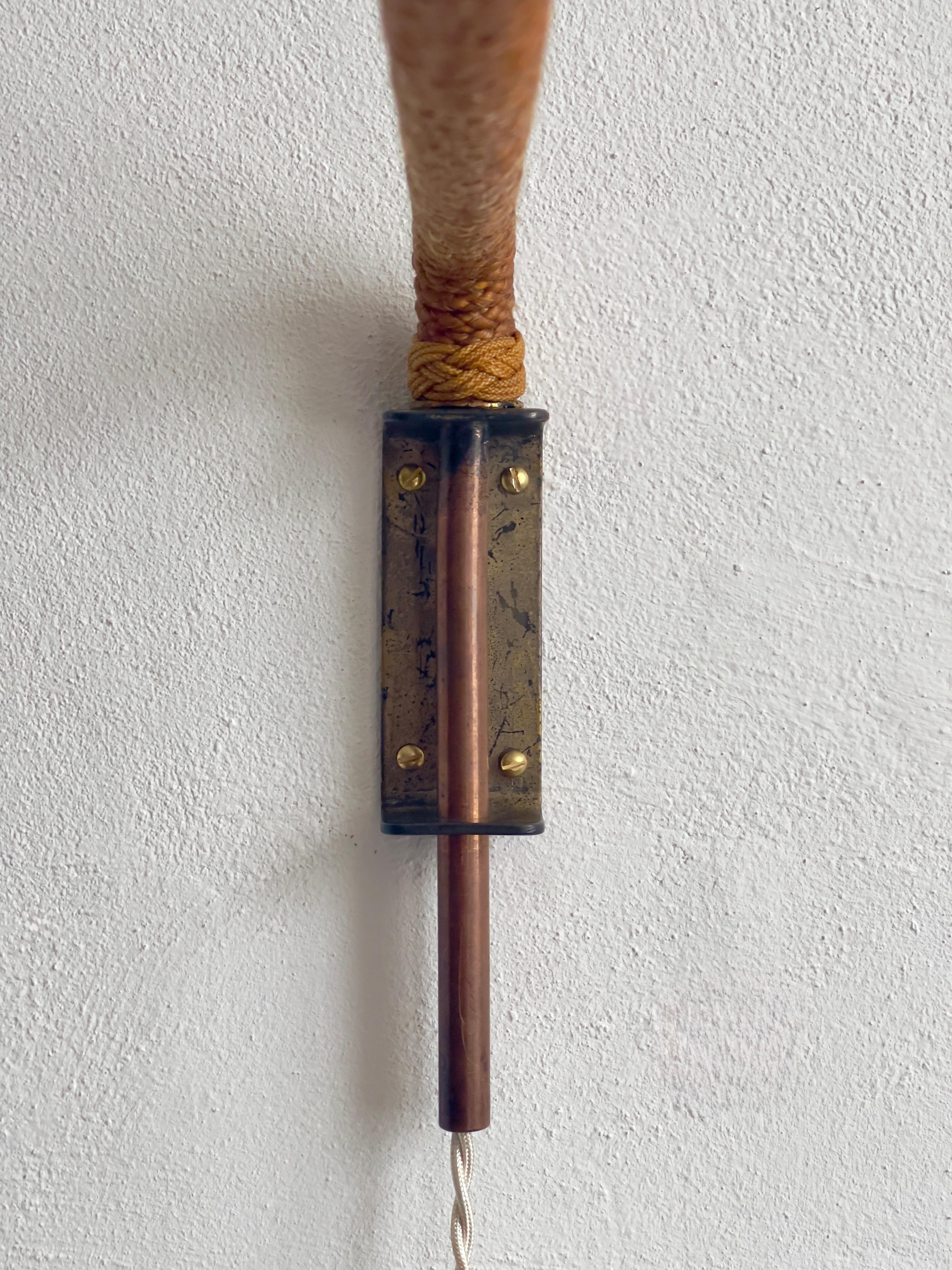 Seltene französische Wandleuchte aus der Mitte des Jahrhunderts aus patiniertem Seil, Messing und Kupfer. im Angebot 2