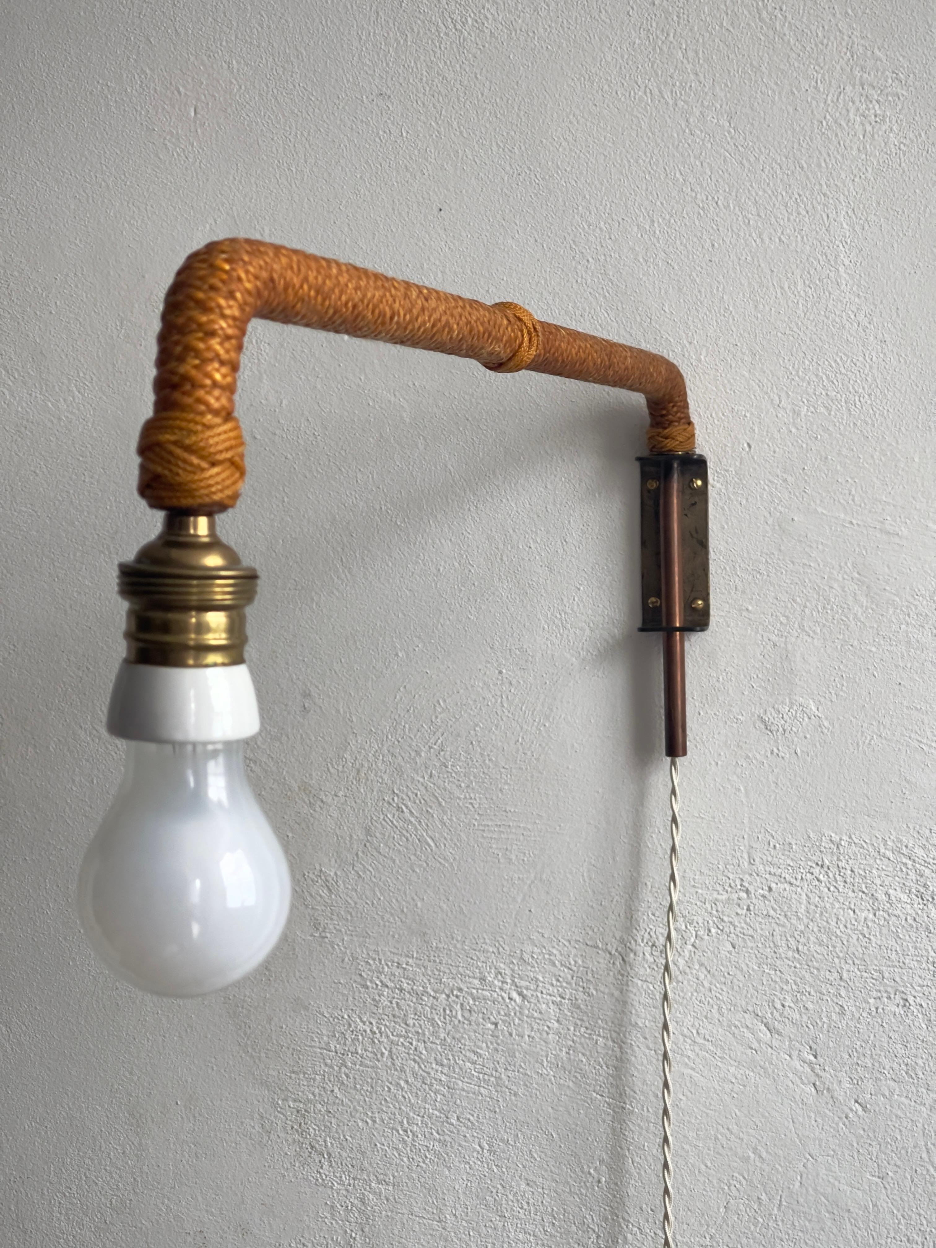 Seltene französische Wandleuchte aus der Mitte des Jahrhunderts aus patiniertem Seil, Messing und Kupfer. im Angebot 3