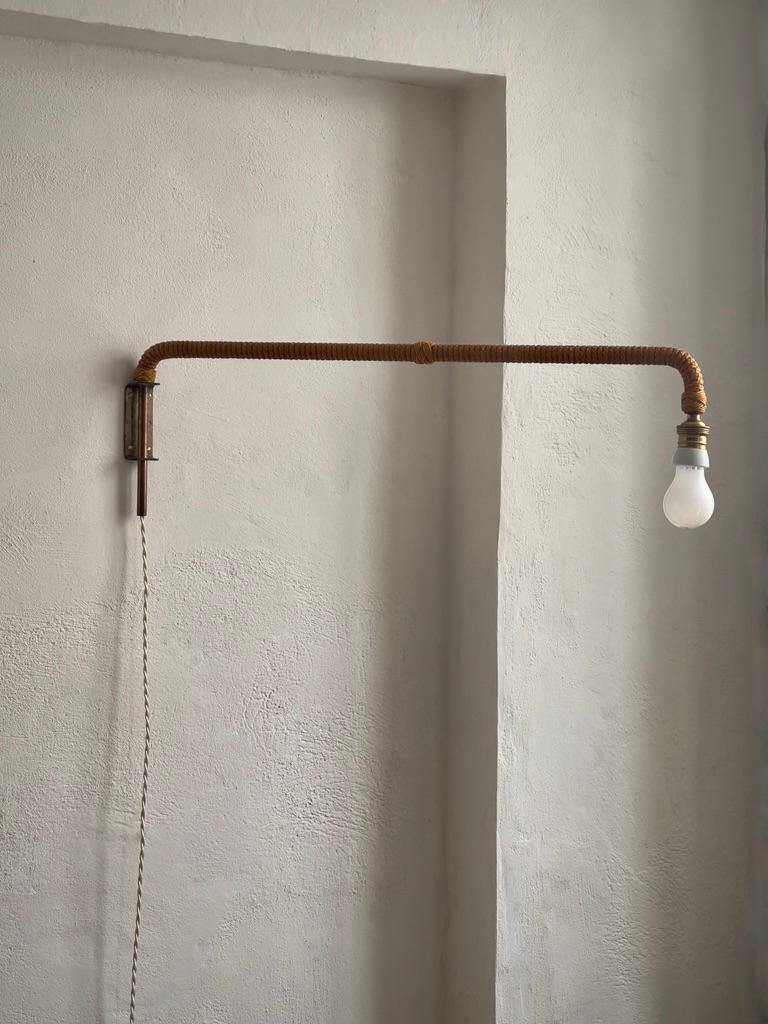 Rare Mid century French wall light in patinated rope, brass and copper. For Sale 4