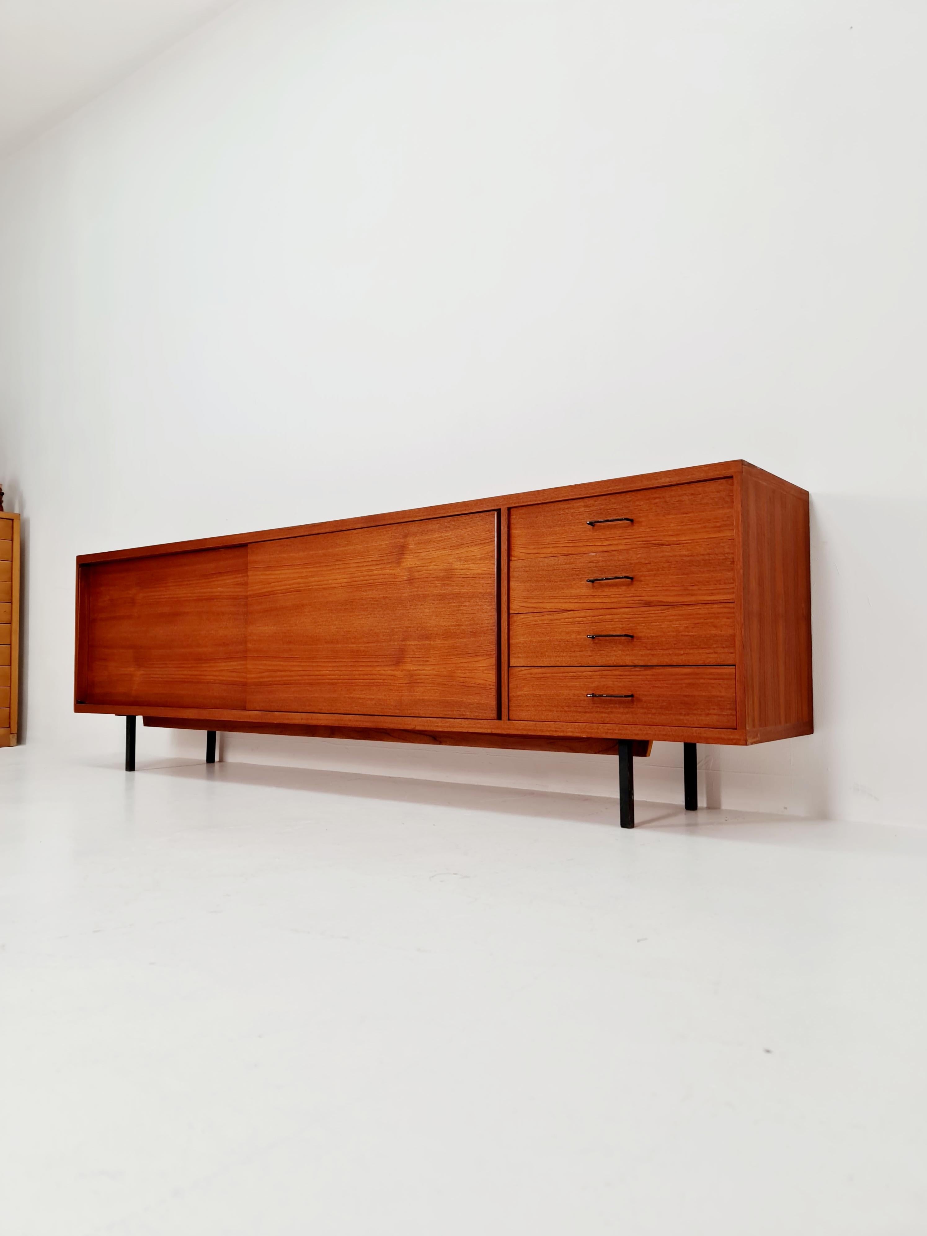 Seltenes Mid-Century Sideboard von Hans könecke für Tecta  , 1960s

Designer: Hans Könecke 

Made in Germany in den 60er Jahren 

Abmessungen:
45 T x 260 B x 80 H cm

Es ist in einem sehr guten Vintage-Zustand, aber wie bei allen Vintage-Artikeln