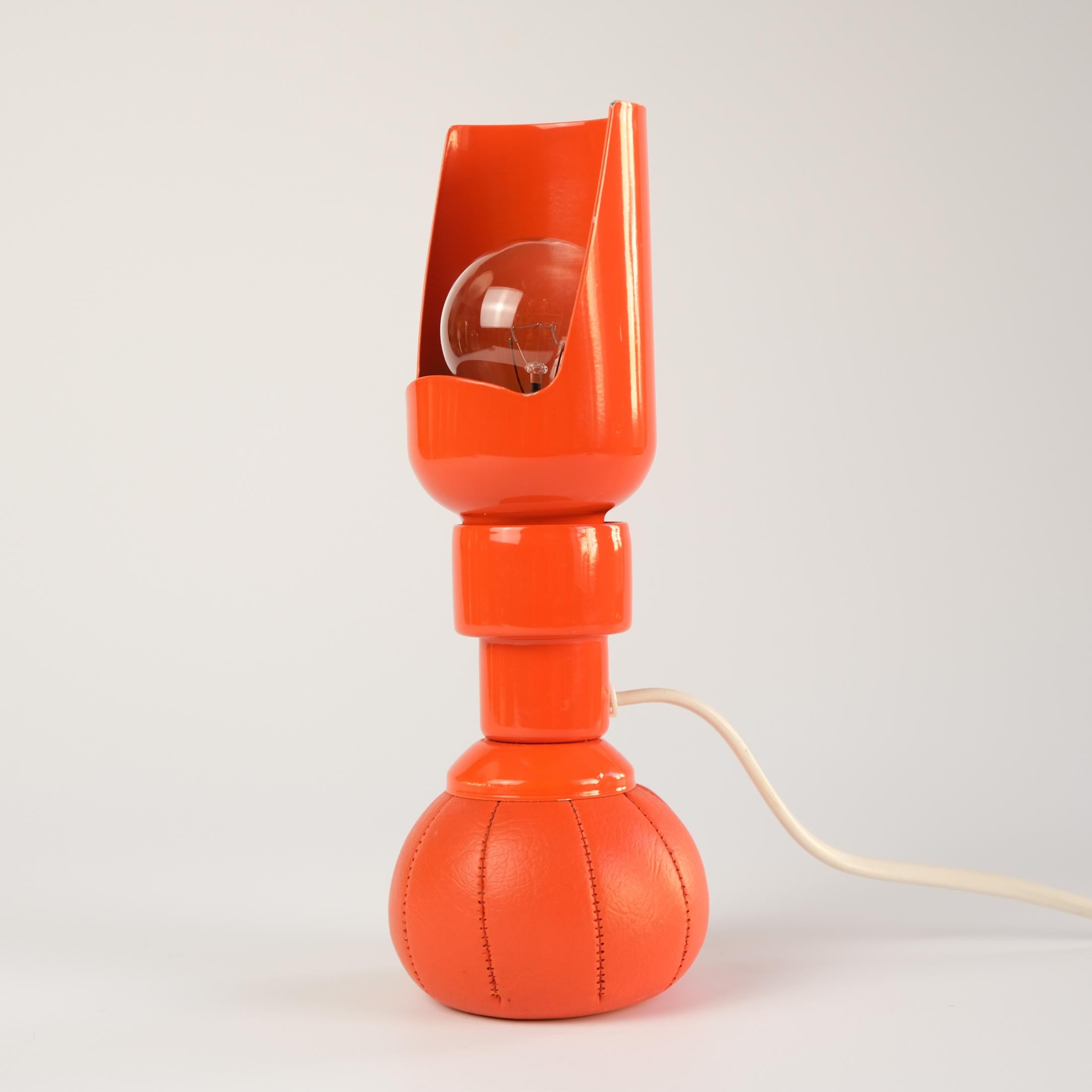 For sale is an iconic and extremely rare orange 600P table lamp by GINO SARFATTI, designed in 1966 and produced by Arteluce of Italy.

Thanks to its lead-filled weighted pouch base, the lamp can be placed at any angle and the reflector shade can be