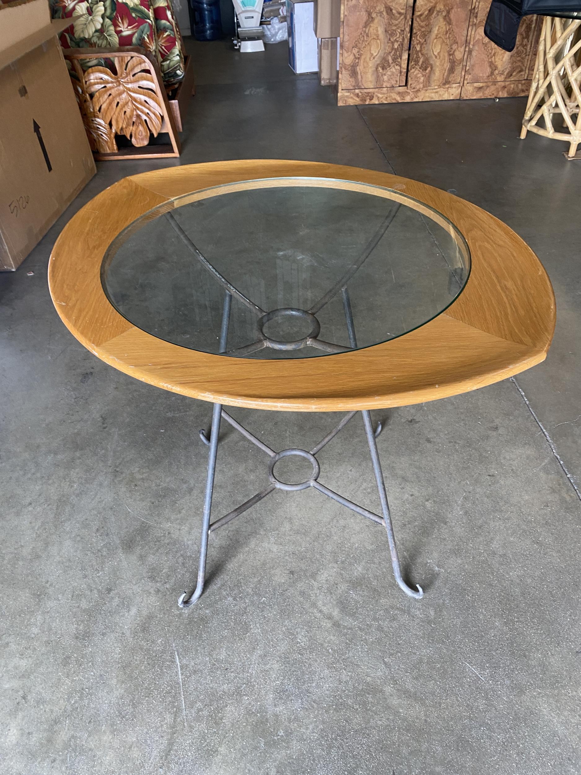 Raro tavolo da colazione per due persone con centro in vetro del Mid-Century In condizioni ottime in vendita a Van Nuys, CA