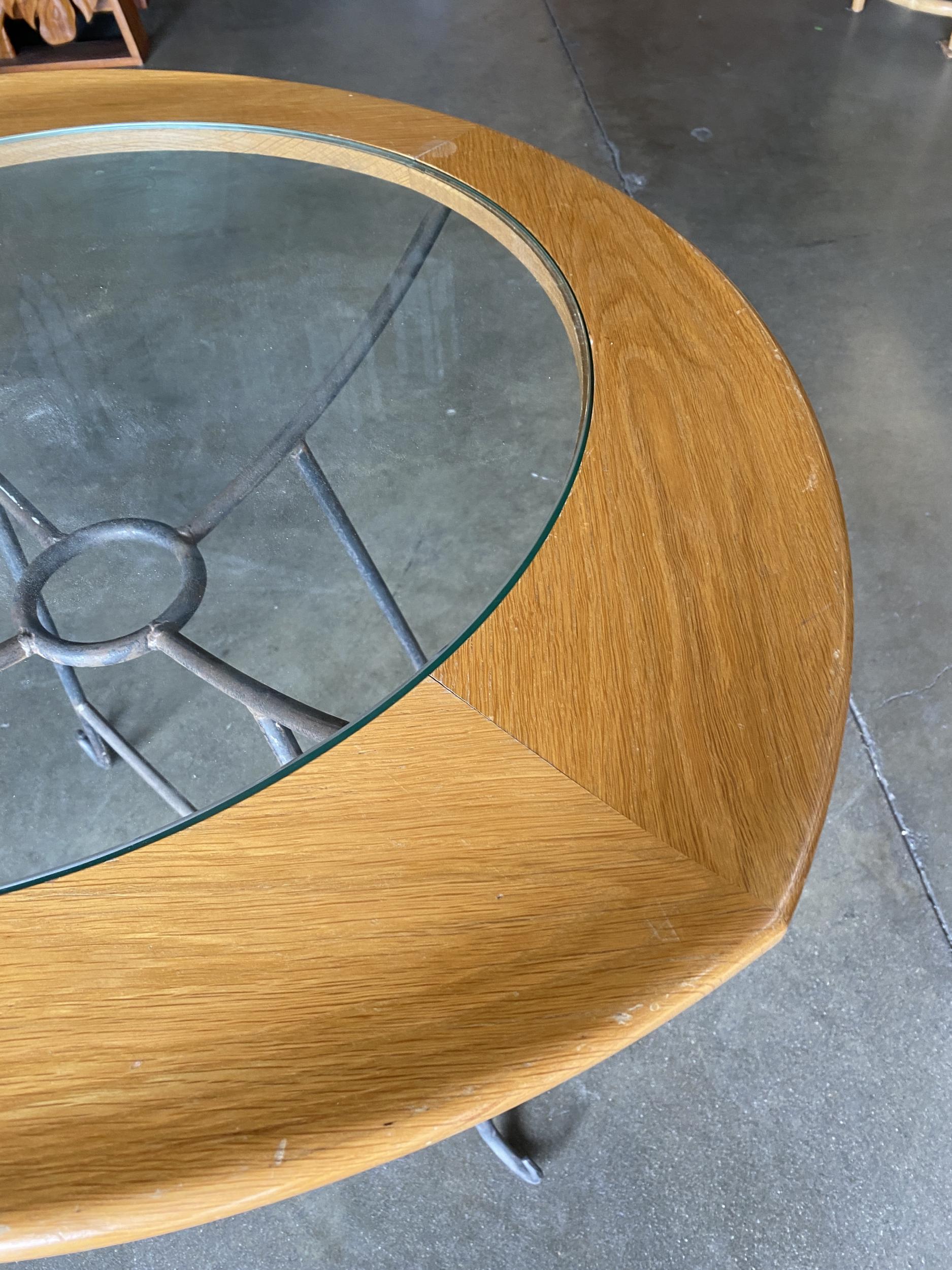 Legno Raro tavolo da colazione per due persone con centro in vetro del Mid-Century in vendita