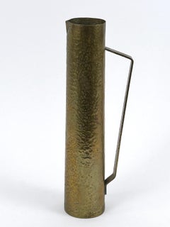 Raro vaso o annaffiatoio alto in ottone martellato della metà del secolo scorso, Germania 1960