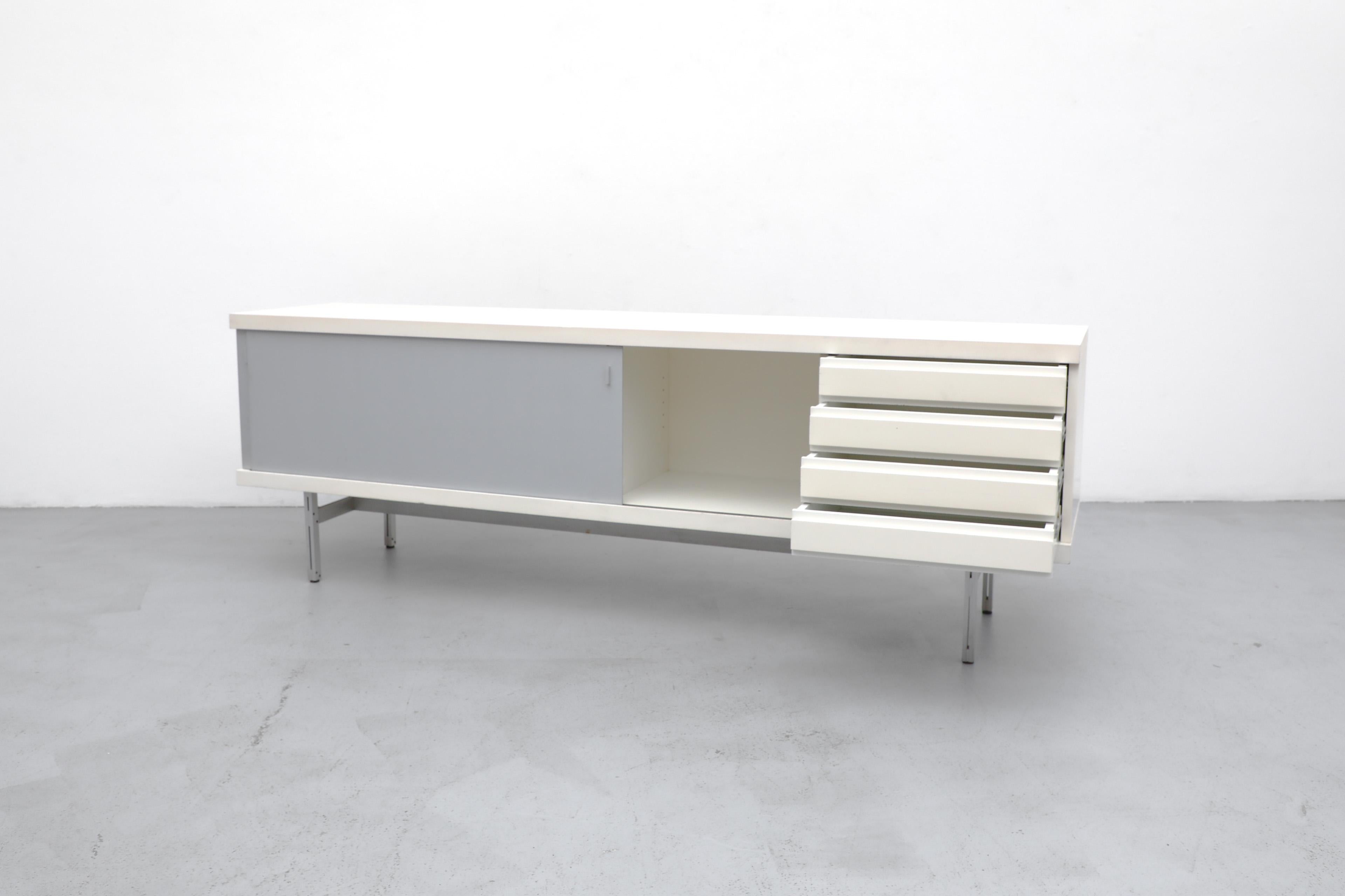 Rare crédence sur pied du milieu du siècle de Horst Brüning en blanc et aluminium pour Behr 2