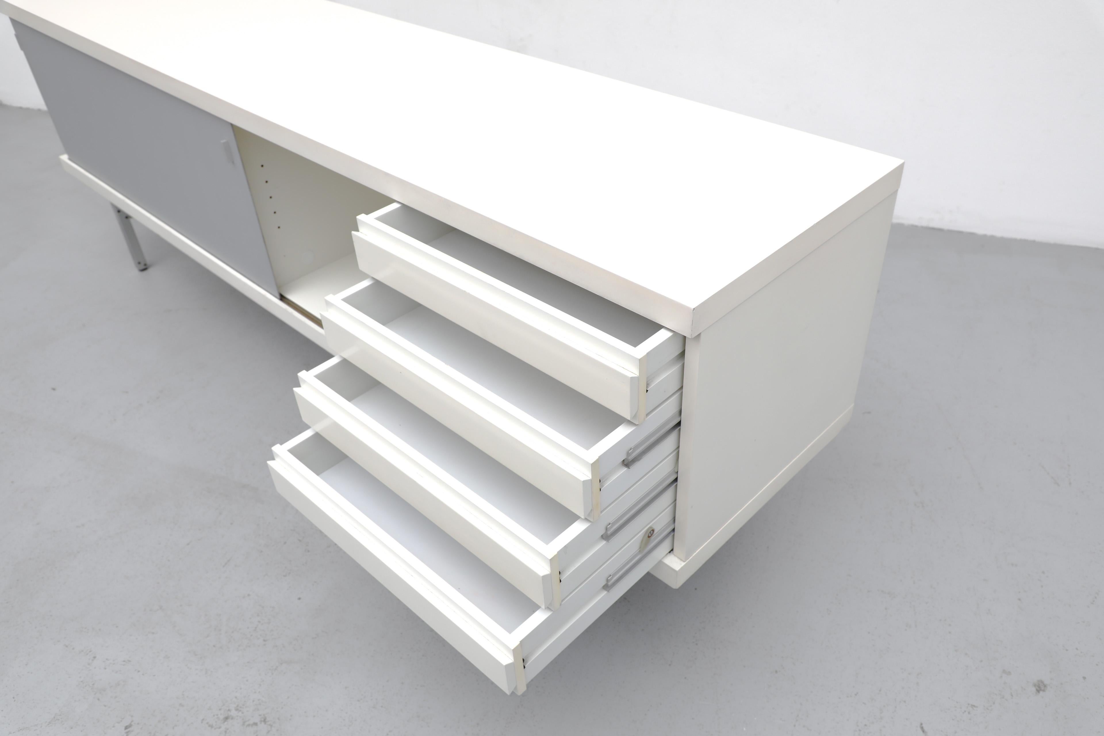 Rare crédence sur pied du milieu du siècle de Horst Brüning en blanc et aluminium pour Behr 3