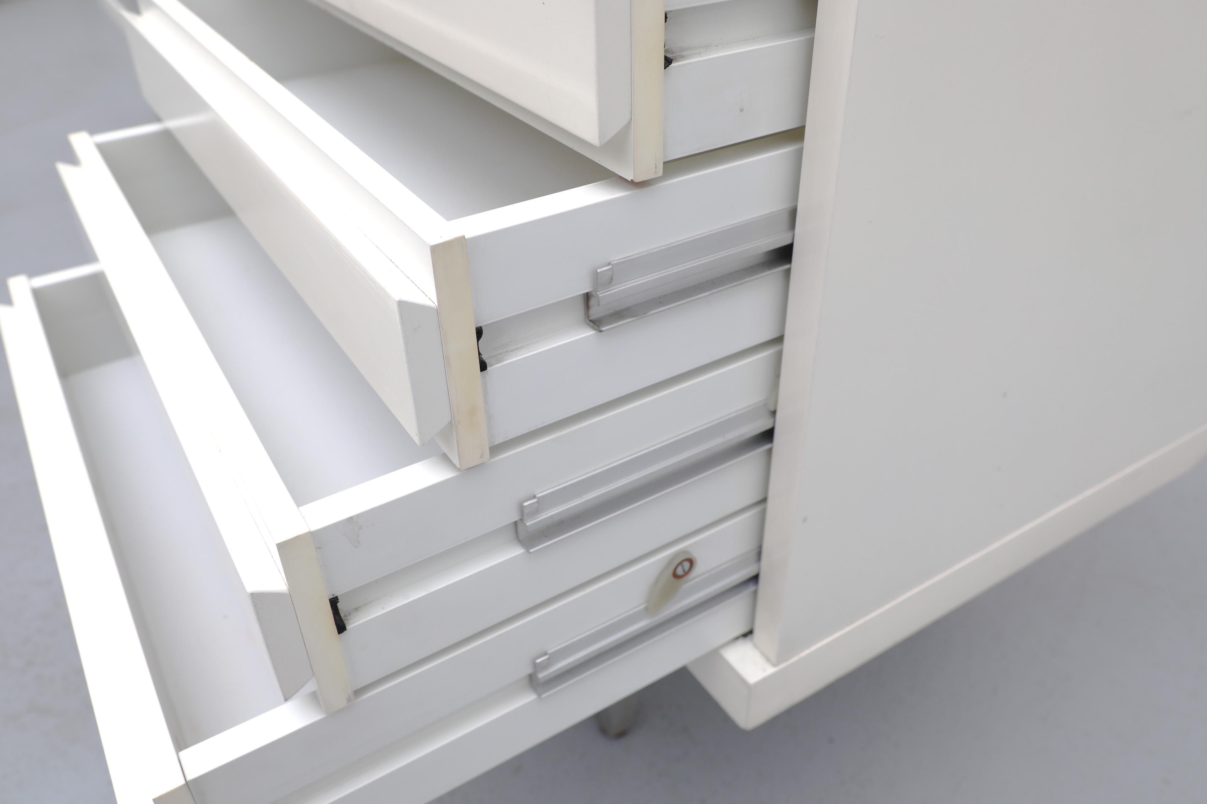 Rare crédence sur pied du milieu du siècle de Horst Brüning en blanc et aluminium pour Behr 4