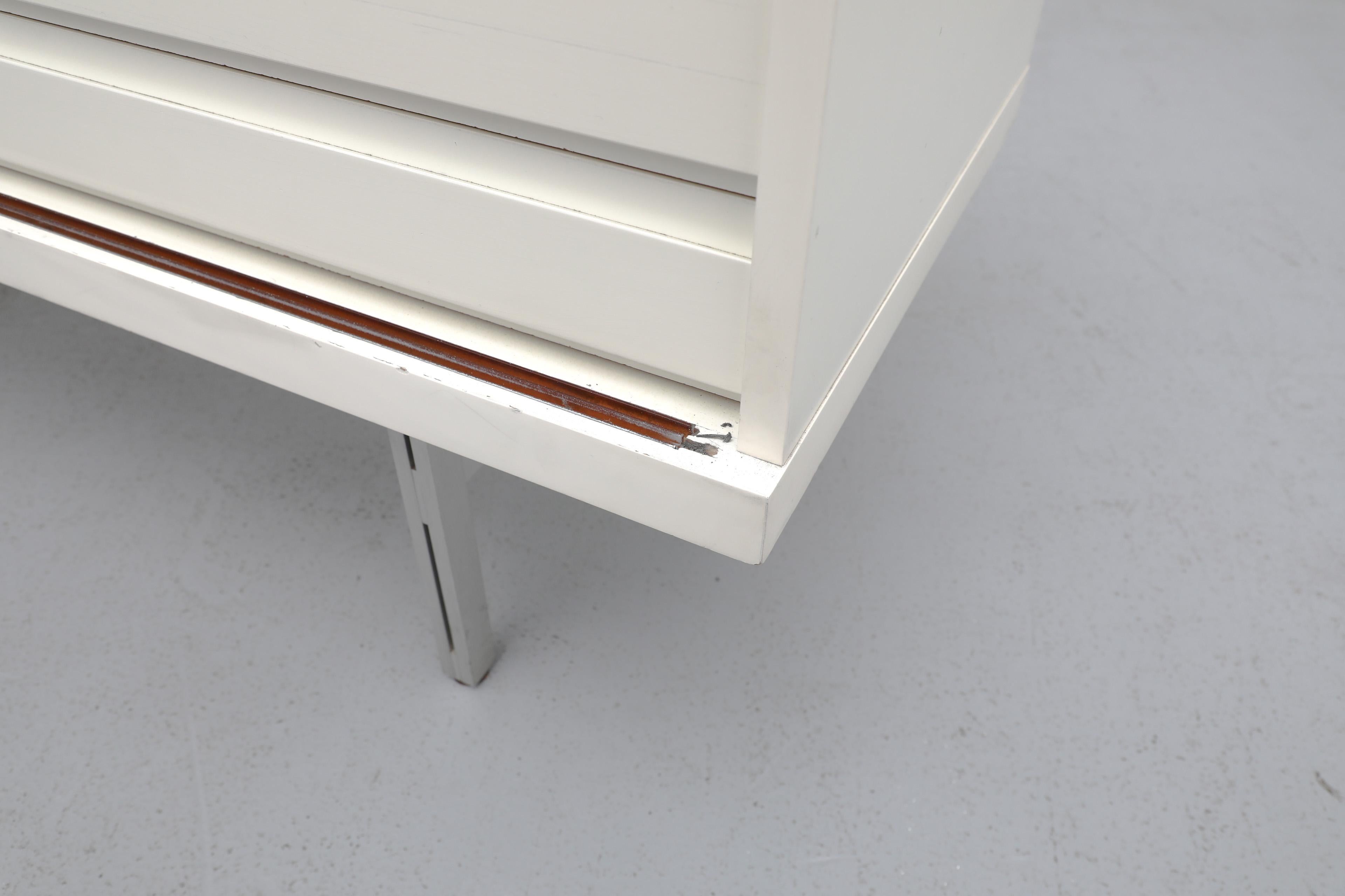 Rare crédence sur pied du milieu du siècle de Horst Brüning en blanc et aluminium pour Behr 6