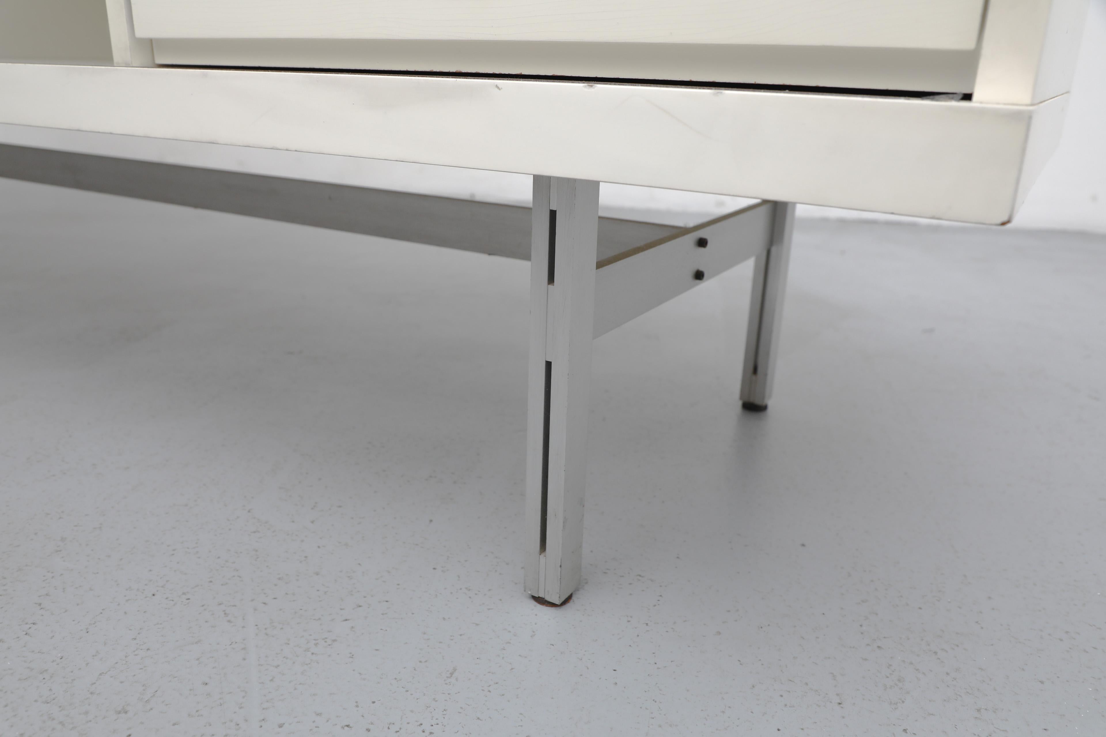 Rare crédence sur pied du milieu du siècle de Horst Brüning en blanc et aluminium pour Behr 7