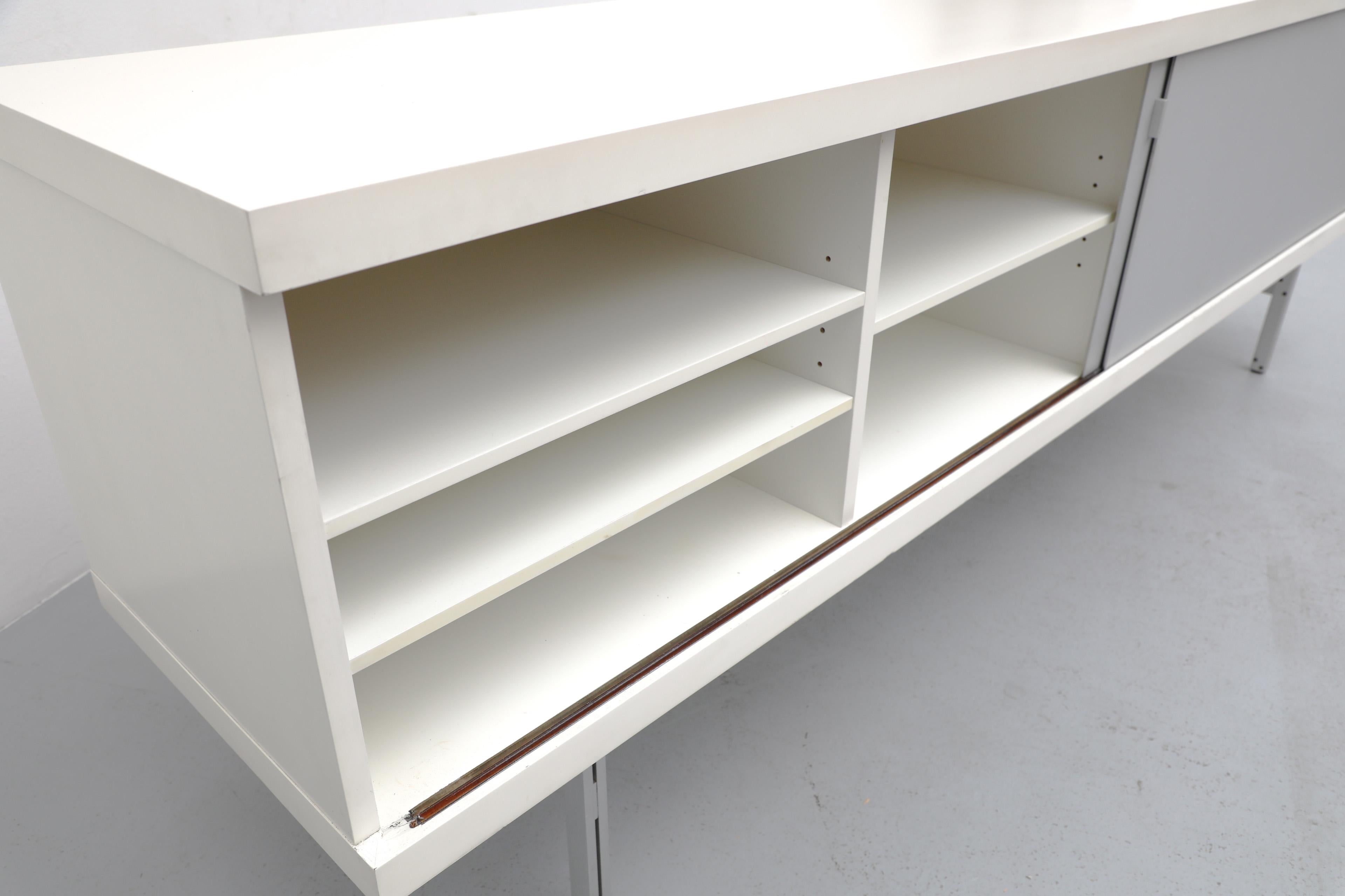 Rare crédence sur pied du milieu du siècle de Horst Brüning en blanc et aluminium pour Behr 9