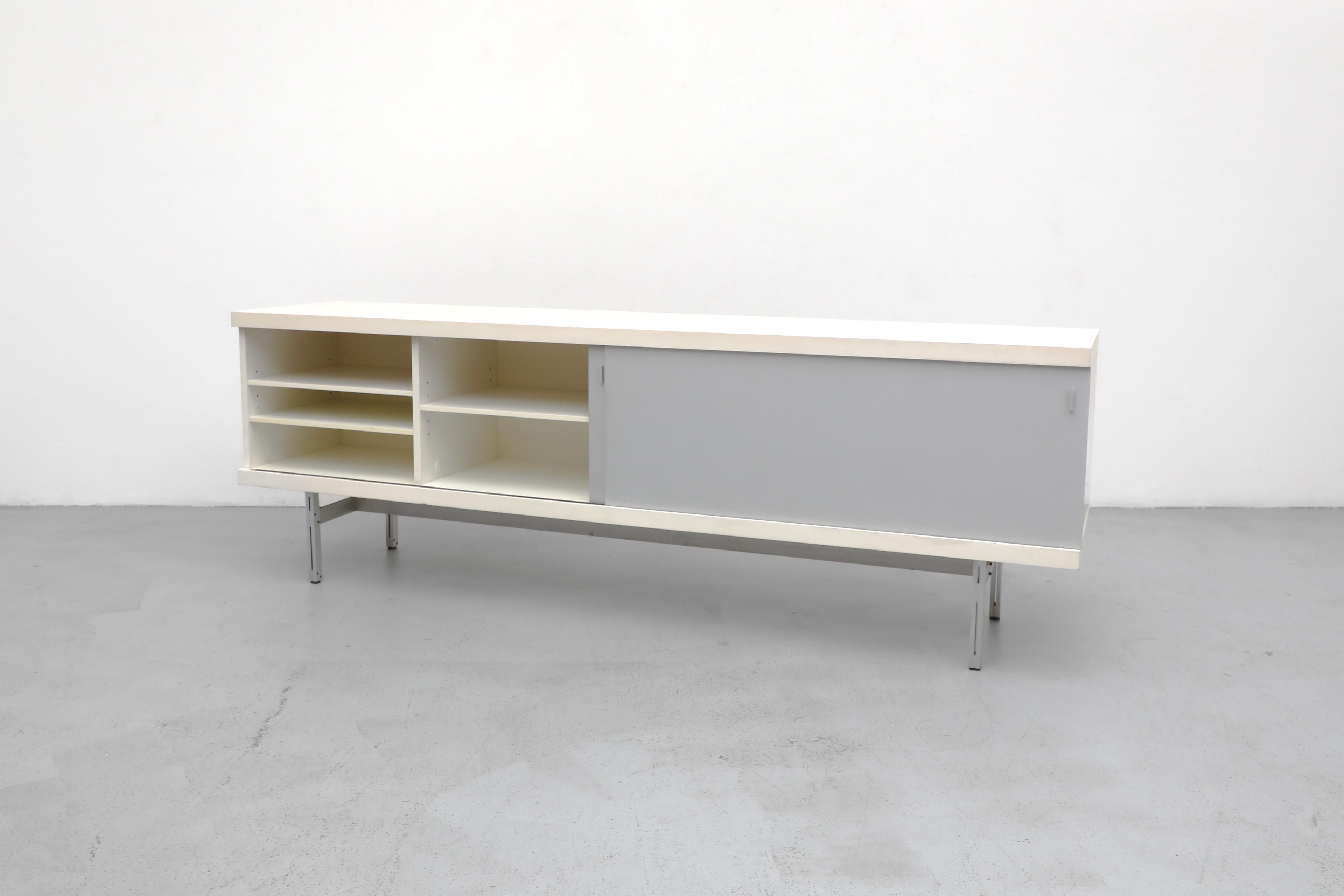 Rare crédence sur pied du milieu du siècle de Horst Brüning en blanc et aluminium pour Behr 10