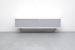 Seltener Horst Brüning Standing Credenza in Weiß und Aluminium für Behr aus der Jahrhundertmitte
