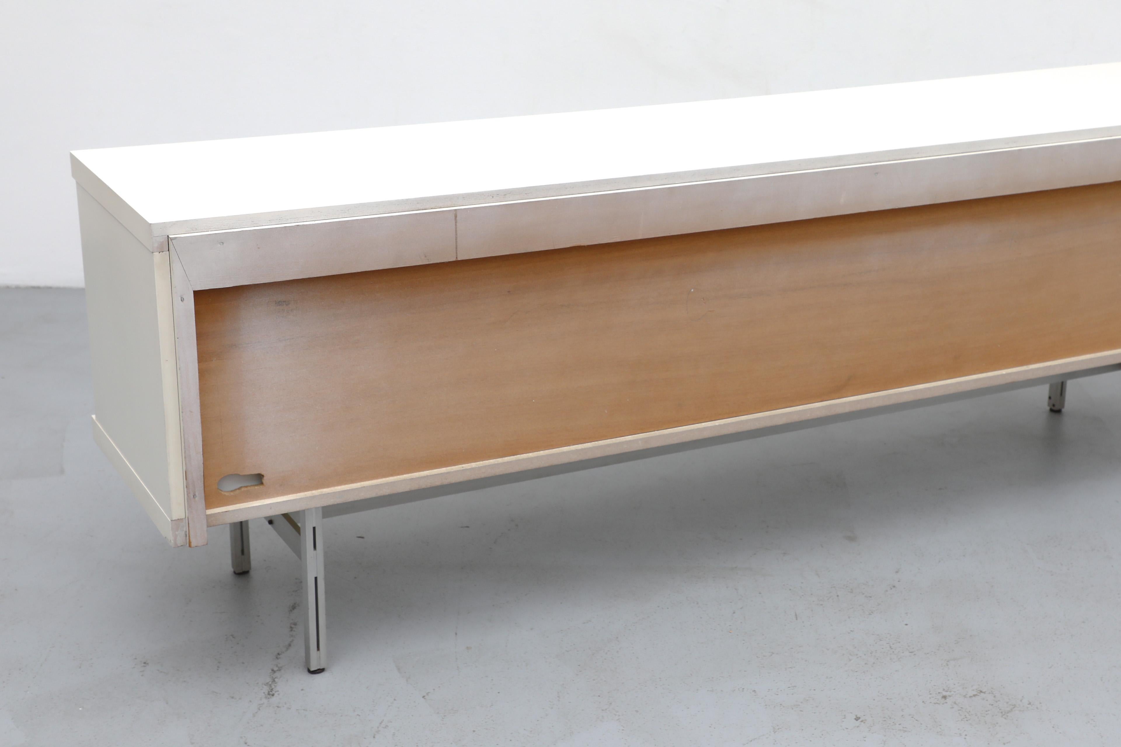 Rare crédence sur pied du milieu du siècle de Horst Brüning en blanc et aluminium pour Behr 12